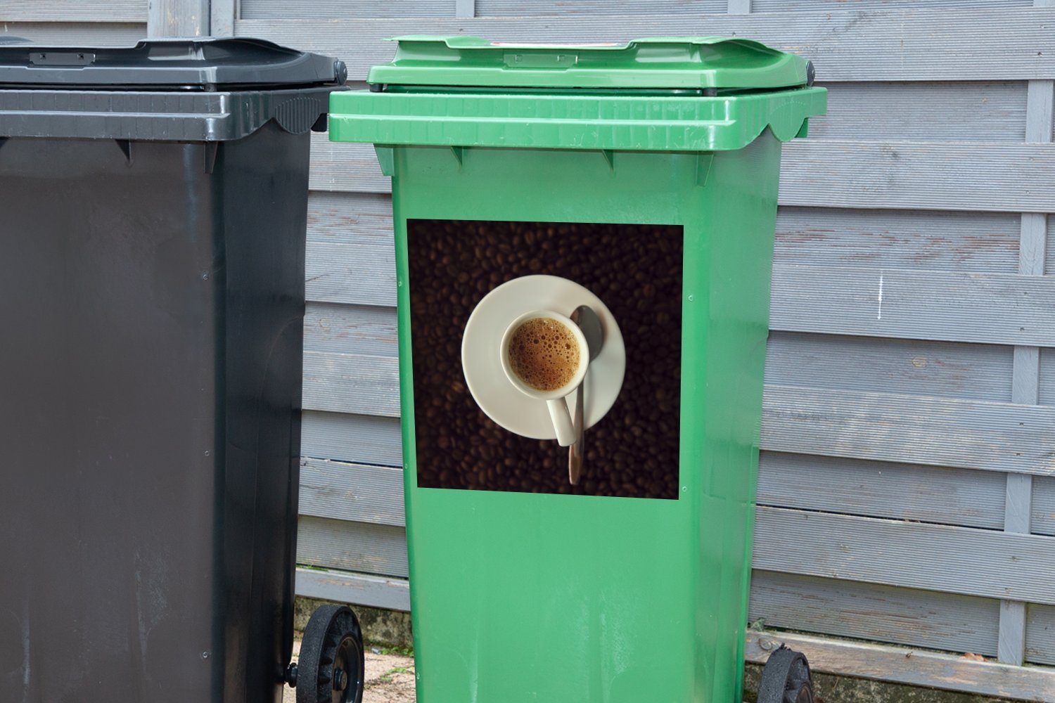 St), Abfalbehälter Espresso (1 MuchoWow Mülleimer-aufkleber, auf Kaffeebohnen Tasse Mülltonne, Wandsticker Container, Sticker,