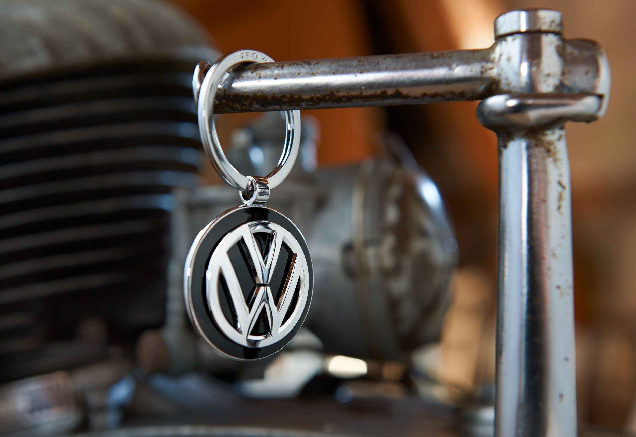 TROIKA Schlüsselanhänger Volkswagen, Offiziell lizensierte VW Schlüsselanhänger, 4 Ausführungen (1-tlg., exklusives Lizenzprodukt), mit Leder, Metall oder Karab – Bild 4 von 5