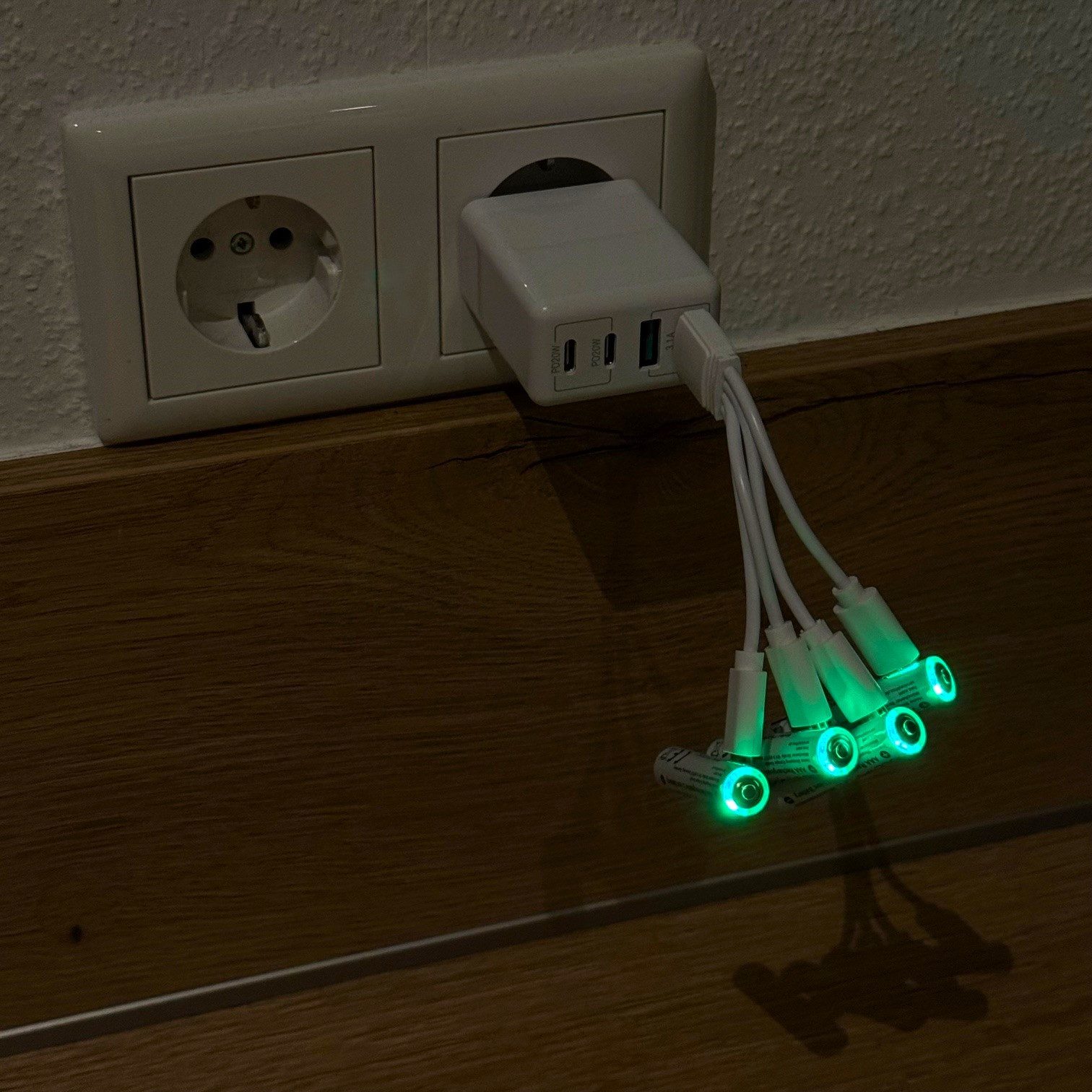 Online-Fuchs AAA Akku USB-C Anschluss inkl Ladekabel, 8 Batterien, wiederaufladbar, Akku-Set Micro AAA 400 mAh (1,5 V), inklusive LED-Ladeanzeige