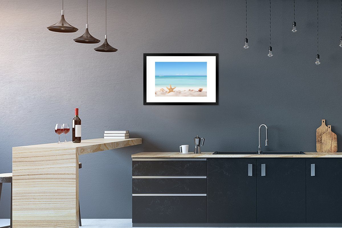 MuchoWow Poster Strand - Meer - Muscheln - Seesterne, (1 St), mit Rahmen, Kunstdruck, Gerahmtes Poster, Schwarzem Bilderrahmen