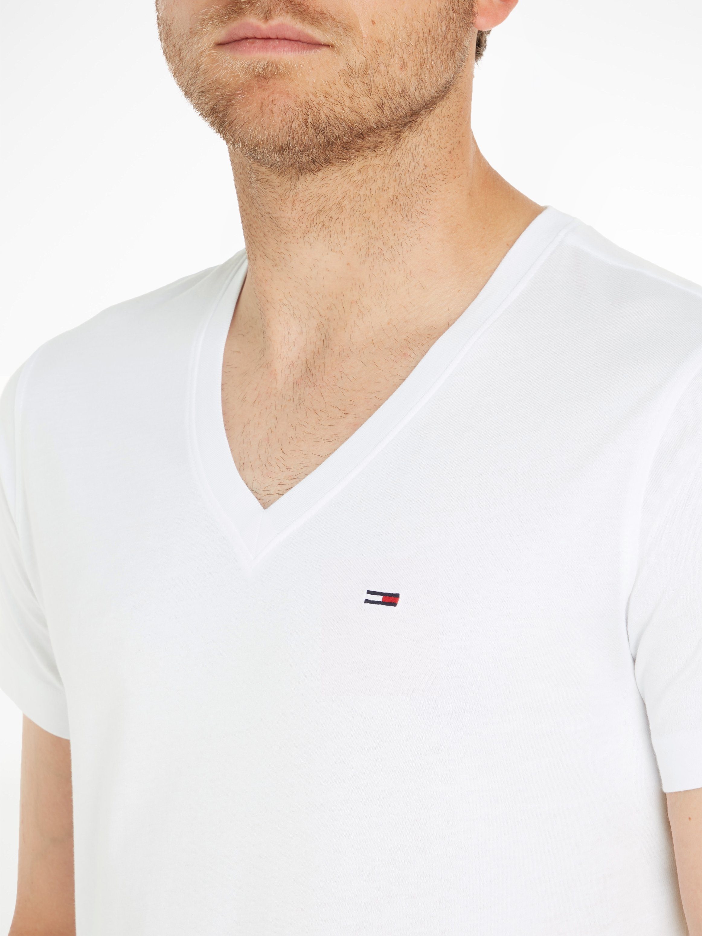 Tommy Jeans T-Shirt TJM ORIGINAL JERSEY V NECK mit V-Ausschnitt und dezenter Logo-Flag