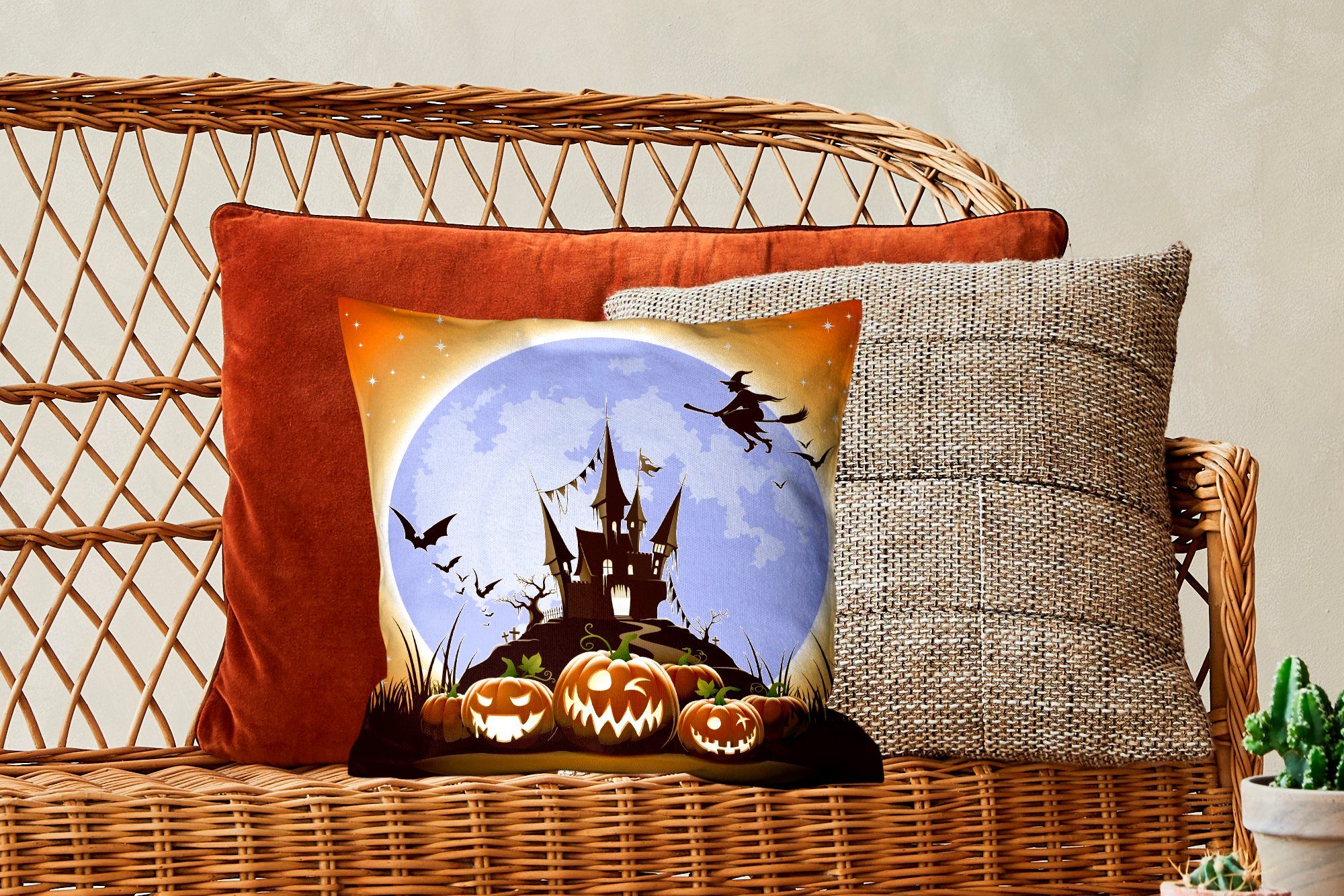 für Illustration fliegt, Zierkissen MuchoWow Halloween zu Füllung ein einer Deko, Eine Schlafzimmer, Dekokissen über mit Schloss die Hexe, Wohzimmer, Sofakissen