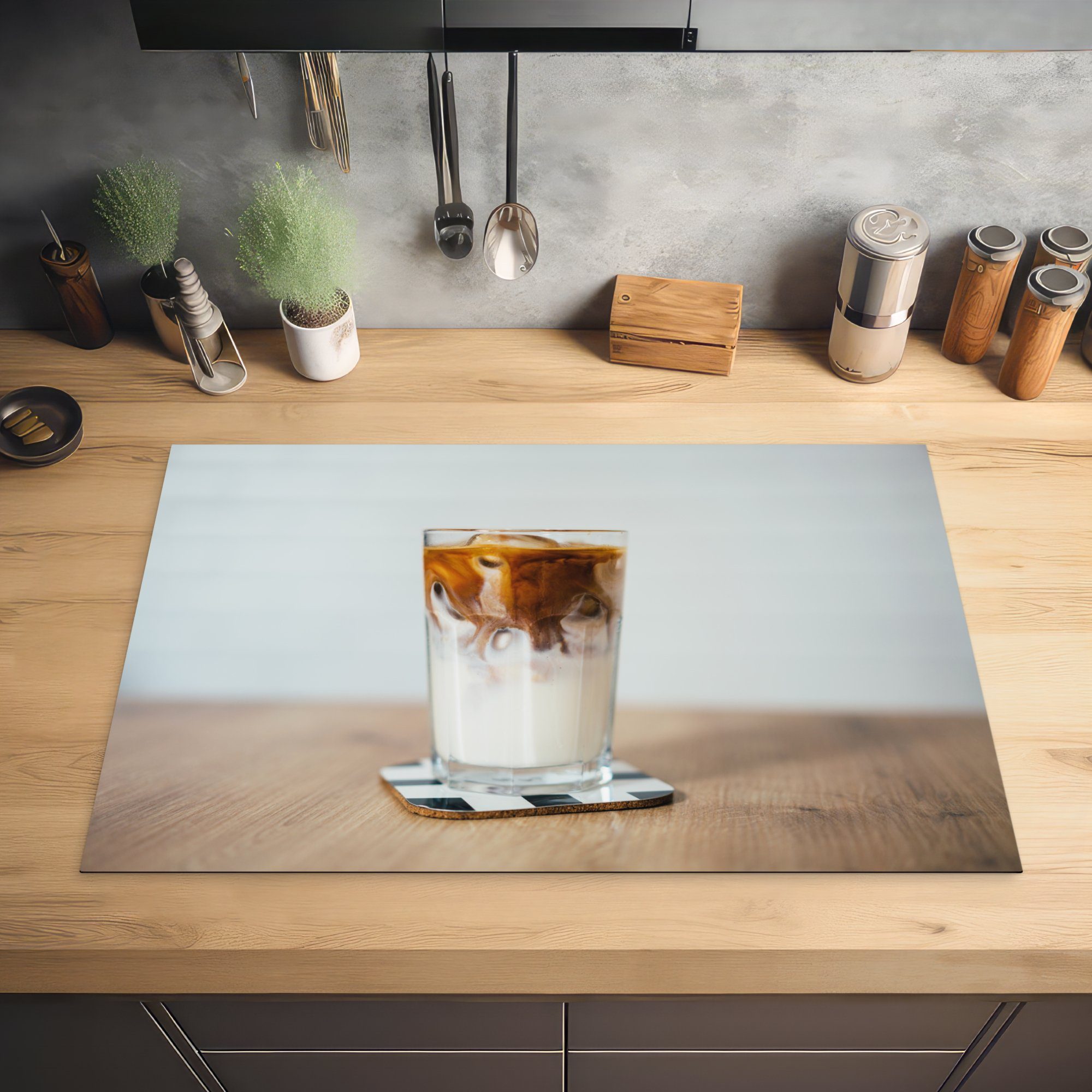 81x52 cm, Eiskaffee MuchoWow einem Vinyl, Holztisch, auf die Eine für küche, Ceranfeldabdeckung Induktionskochfeld Tasse (1 Herdblende-/Abdeckplatte tlg), Schutz