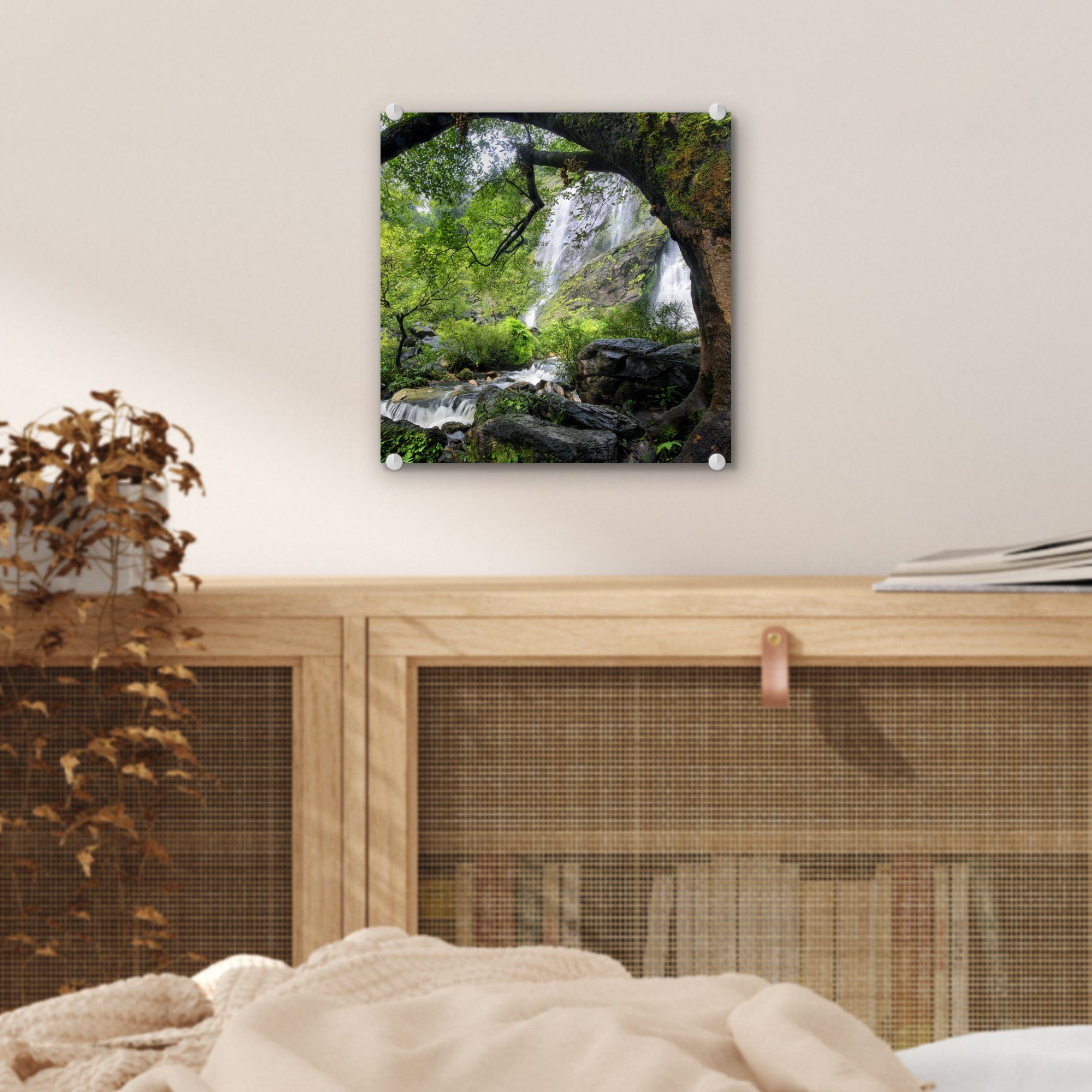 Glas einen MuchoWow Acrylglasbild St), Wandbild - - Wanddekoration Glas Foto auf Wasserfall Klong-Lan-Nationalpark, (1 Bilder - im Glasbilder um Vegetation steilen Viel auf