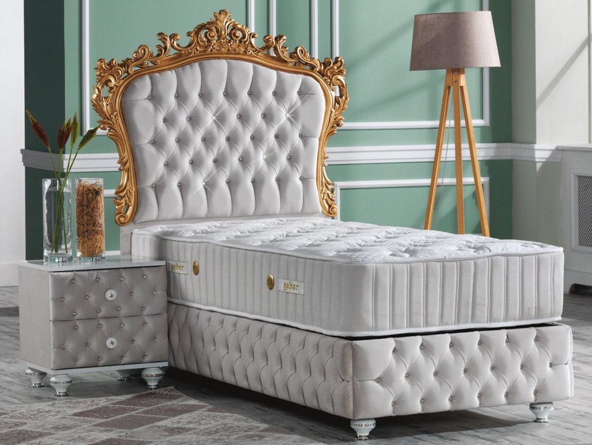 Casa Padrino Bett Schlafzimmer Set Grau / Weiß / Silber / Gold - Prunkvolles Einzelbett mit Nachttisch - Schlafzimmer Möbel im Barockstil