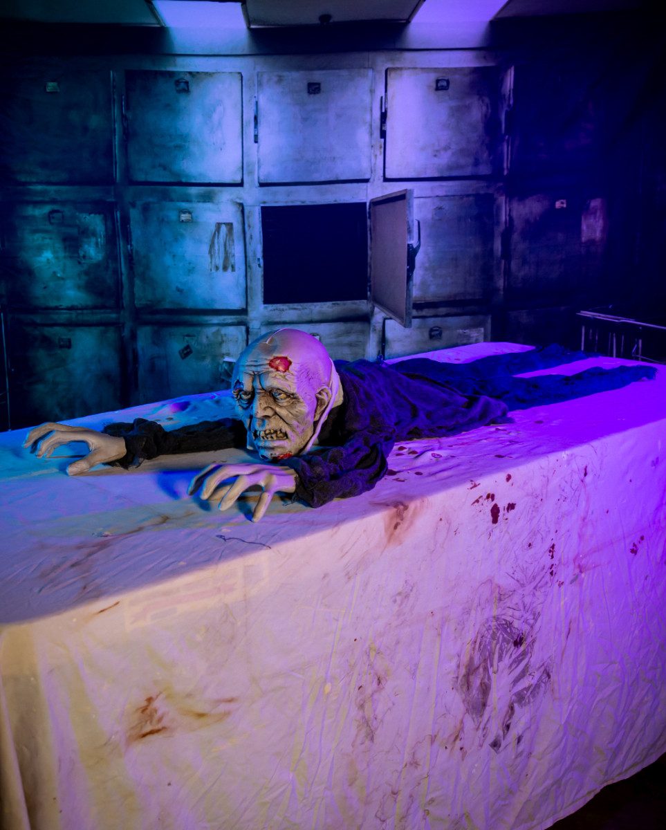 Horror-Shop Dekoobjekt Krabbelnder Halloween Zombie mit Licht & Sound Dek