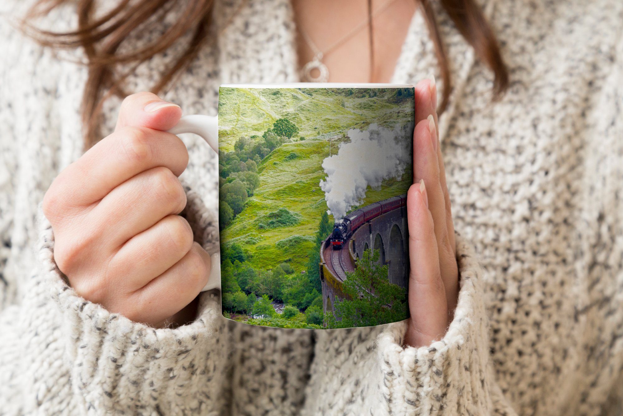 MuchoWow Tasse Dampfzug inmitten Teetasse, grünen Schottlands, Teetasse, Landschaft Keramik, Kaffeetassen, Becher, Geschenk der