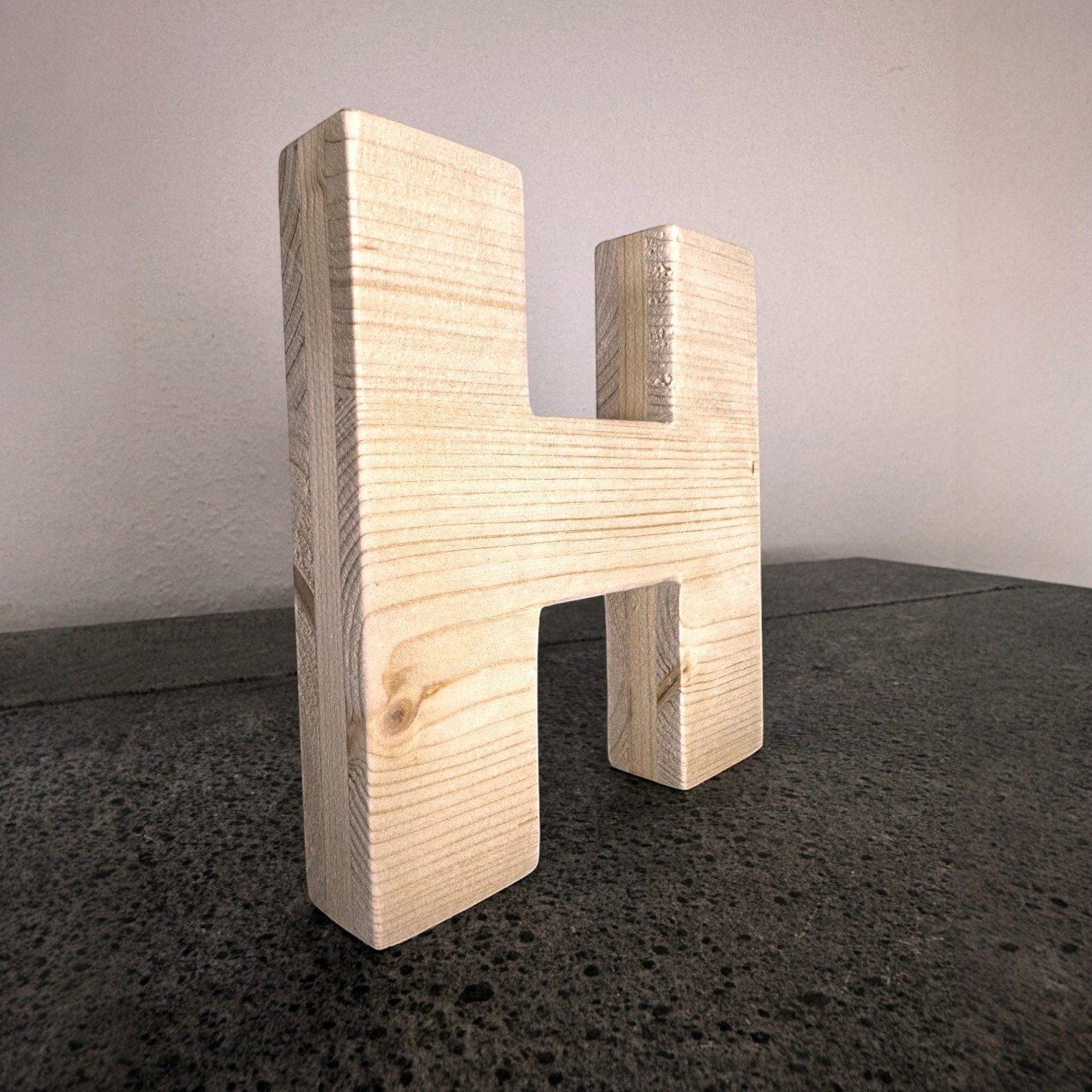 Zayno Deko-Buchstaben Holzbuchstabe "H" aus massivem Fichtenholz (Packung, 1 St., Fördert das Kennenlernen des Alphabetes), in liebevoller Handarbeit aus hochwertigem Fichtenholz gefertigt.