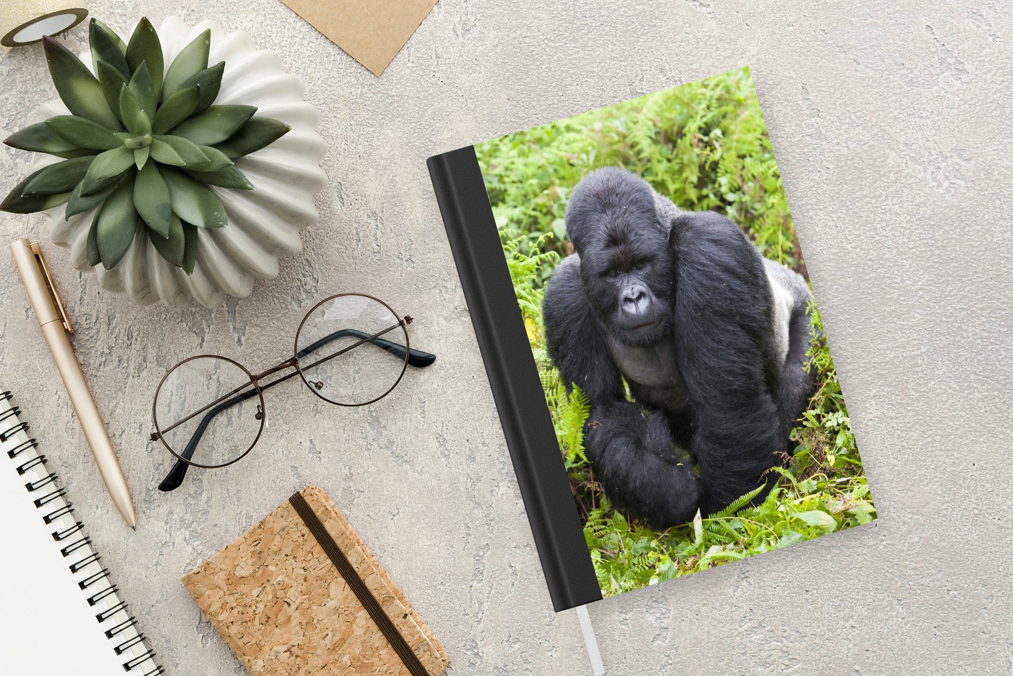MuchoWow Notizbuch Ein Gorilla spaziert Merkzettel, durch grünen Notizheft, Haushaltsbuch Blätter, Journal, Tagebuch, A5, die Seiten, 98