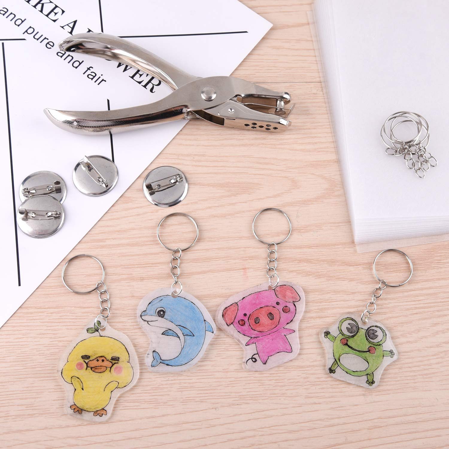 FOUORTUNATE-BEE Multitool 181 Stück Schrumpffolie Set Schrumpfplastik Set, (nthält Schrumpfkunstpapier, Locher, Ohrhaken, Broschen und Schlüsselanhänger für DIY, 181 St)