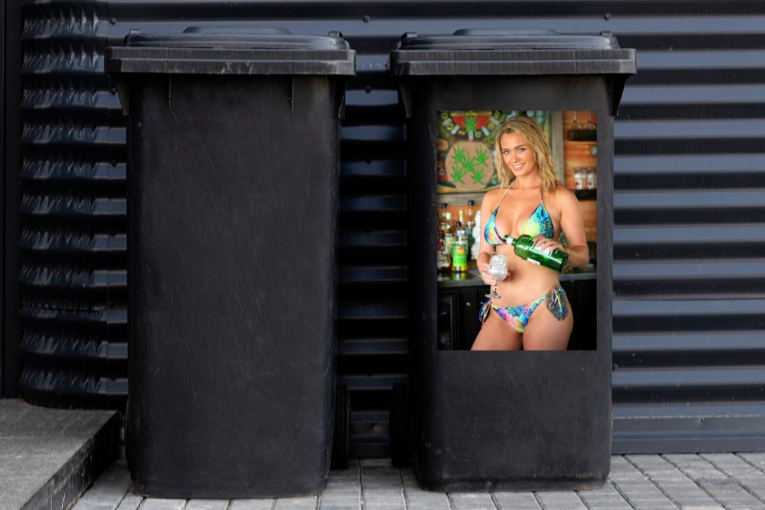 einem MuchoWow bunten Eine blonde Mülleimer-aufkleber, Container, Sticker, mit Mülltonne, Wandsticker Abfalbehälter Frau Bikini St), (1