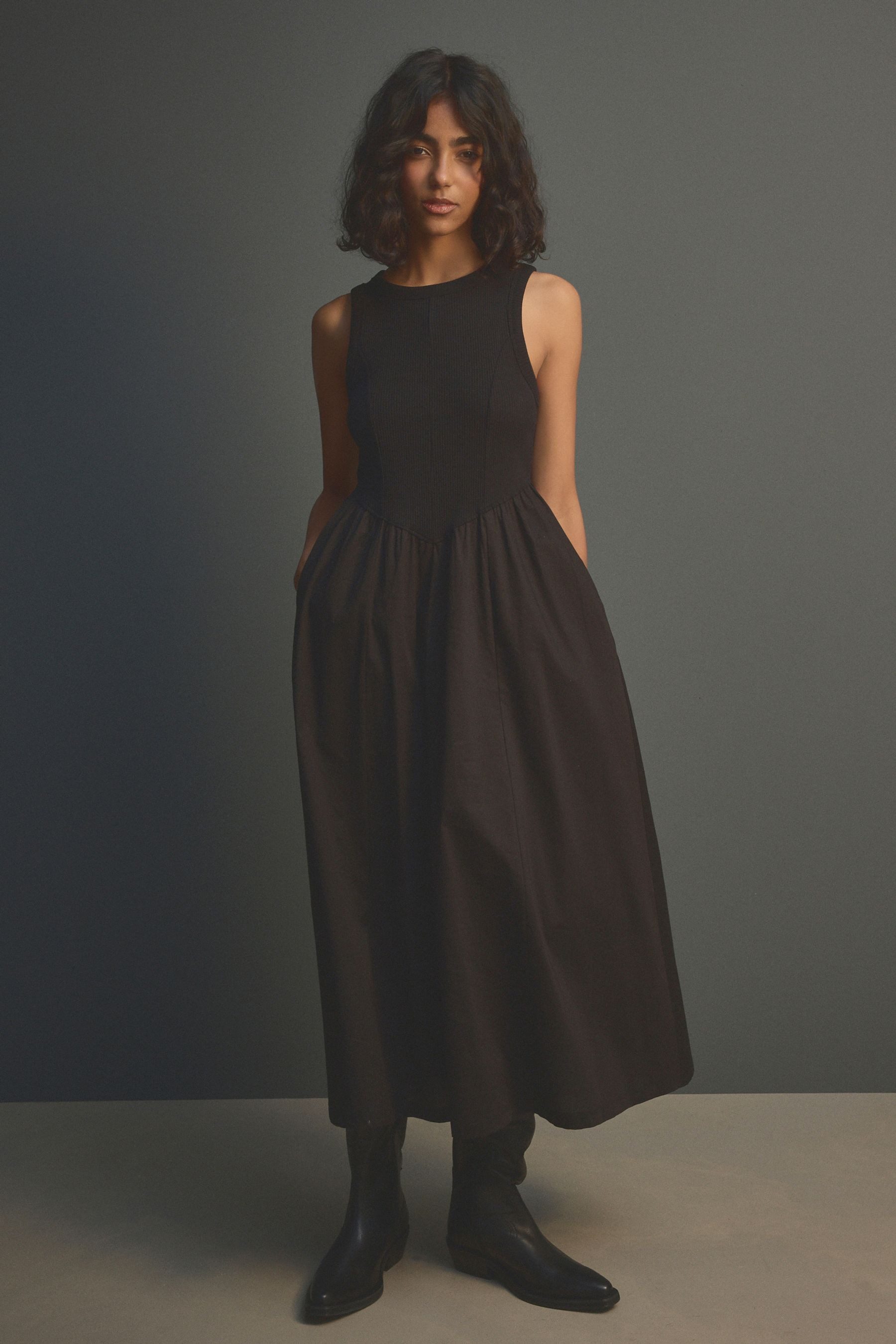 Next Midikleid Ärmelloses Midi-Rippenstrickkleid mit Racerback (1-tlg)