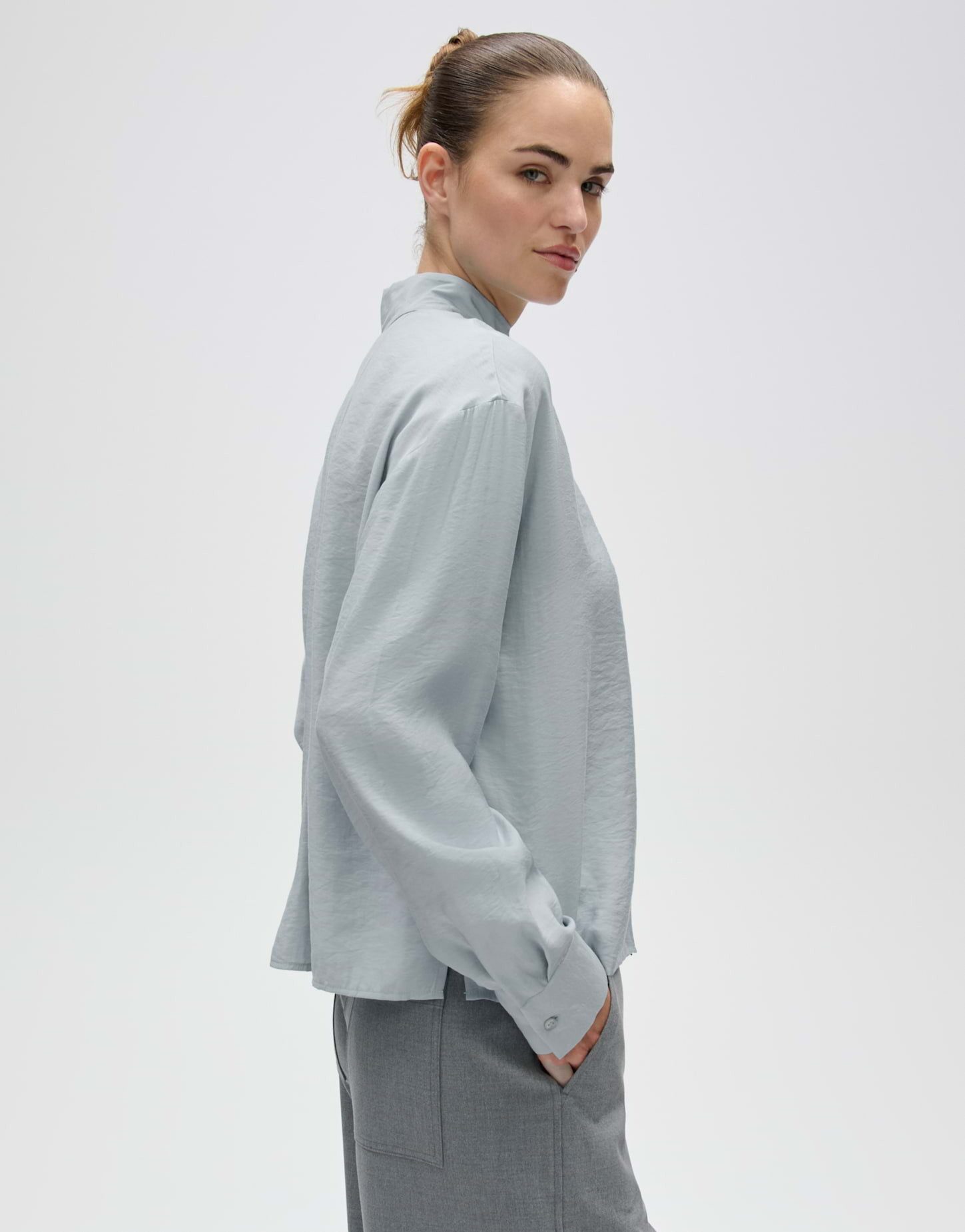 OPUS Satinbluse Fasofta aus Satin mit Crash-Optik Weite Silhouette mit Stehkragen und Faltendetail am Rücken – Bild 5 von 5