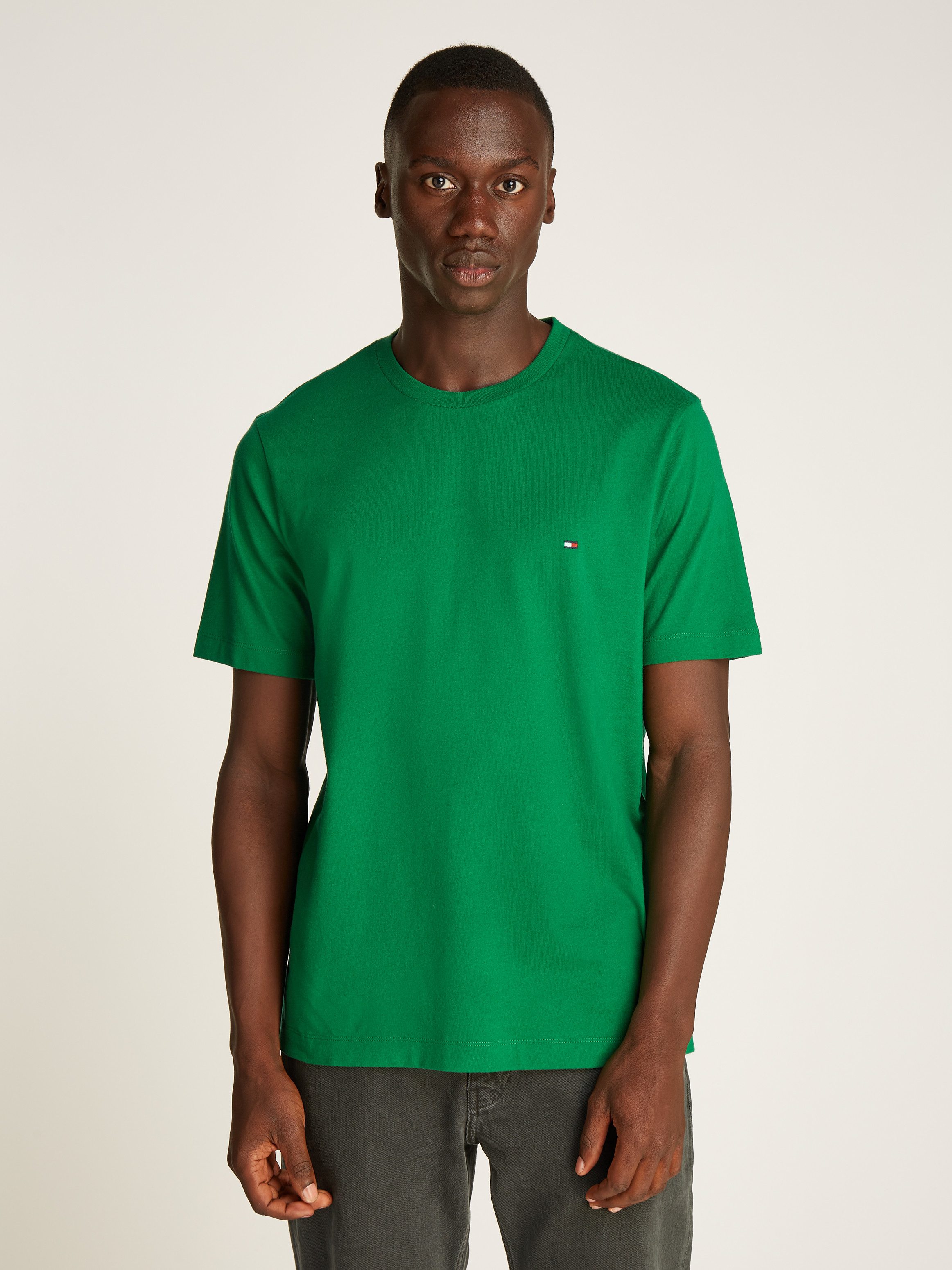 Tommy Hilfiger T-Shirt ESSENTIAL REG FIT SOLID TEE mit Stickerei und Rundha günstig online kaufen