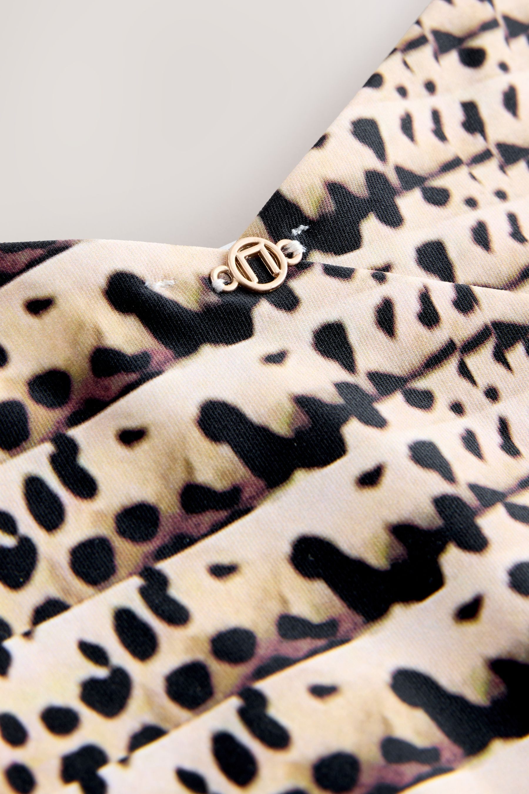 Next Bikini-Hose Bikinihose mit hohem Beinausschnitt und V-Front (1-St) günstig online kaufen