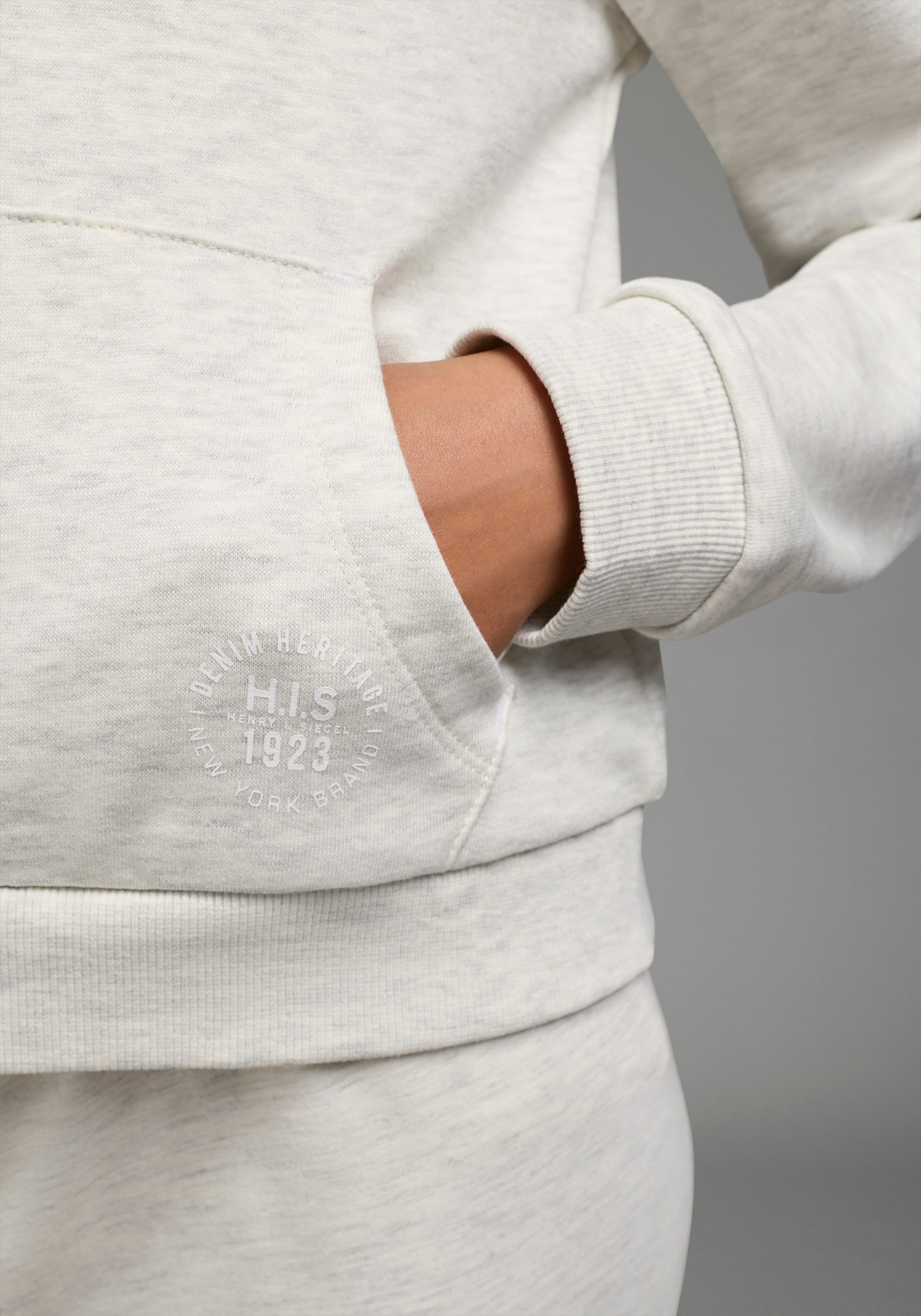 H.I.S Kapuzensweatjacke Kurzgeschnittene Sweatjacke mit Logoprint für Mädchen Für TEENS. Sweatjacke in modischer Kurzform und Zipper