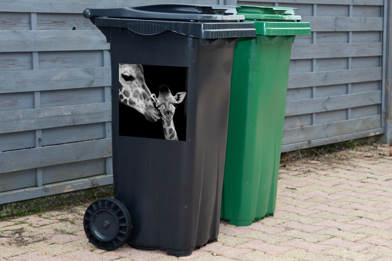 Schwarz - Container, - Porträt - MuchoWow Wandsticker Giraffe (1 - Mülleimer-aufkleber, Tiere Abfalbehälter Mülltonne, St), Weiß Sticker,