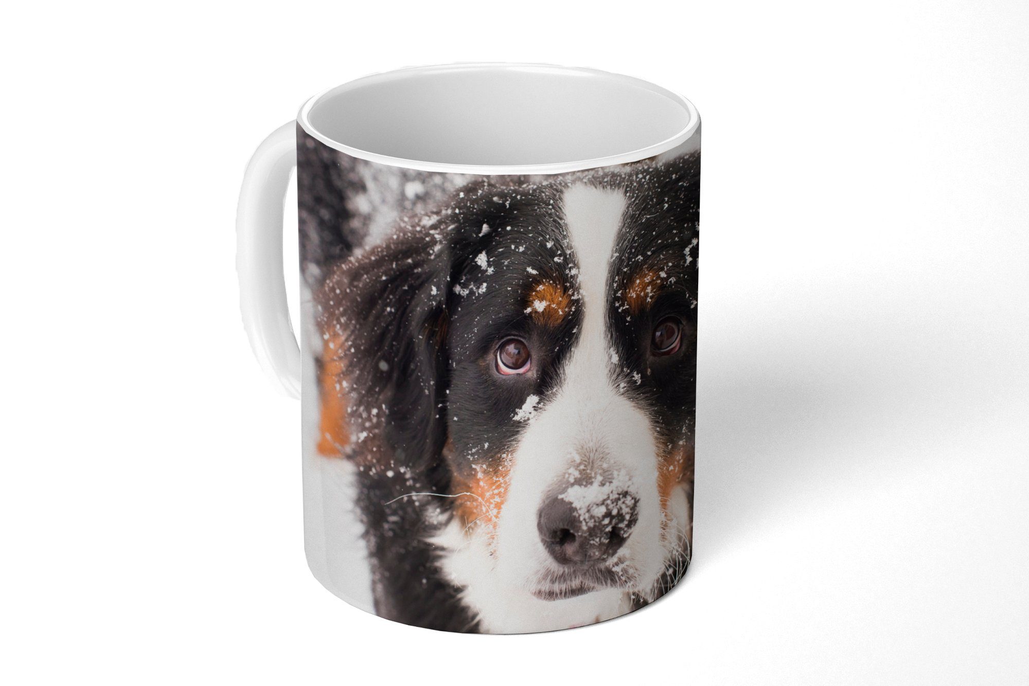 MuchoWow Tasse Berner Sennenhund in einer verschneiten Landschaft, Keramik, Kaffeetassen, Teetasse, Becher, Teetasse, Geschenk