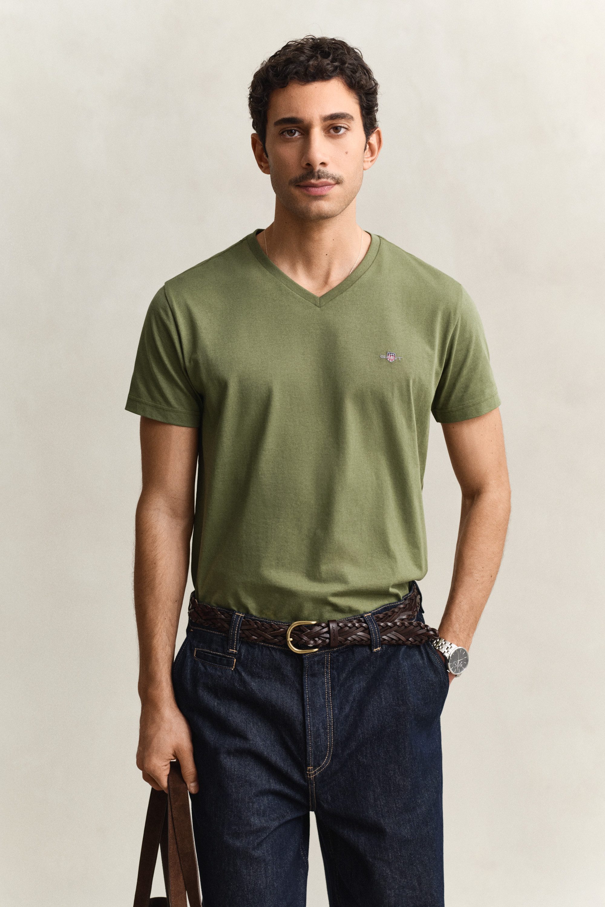 Gant T-Shirt SLIM SHIELD V-NECK T-SHIRT mit einer kleinen Logostickerei auf der Brust