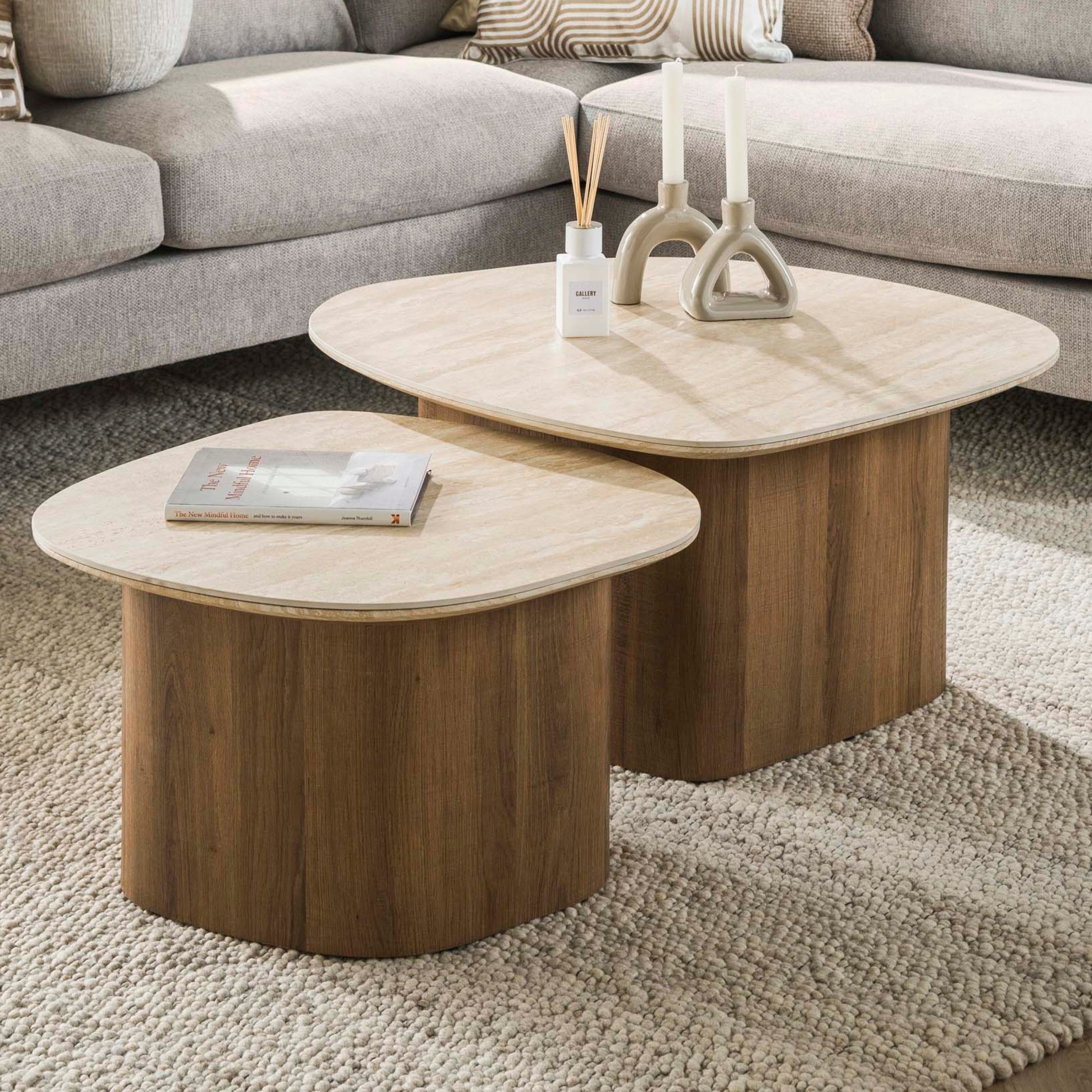 alesvelt Couchtisch Set ROMANO CIOTTOLO Organische Kiesel-Satztische in Travertin-Optik (2er-Set), 85x79x40 cm, 57x56x37 cm, Keramik, Travertin-Design, Eichenoptik