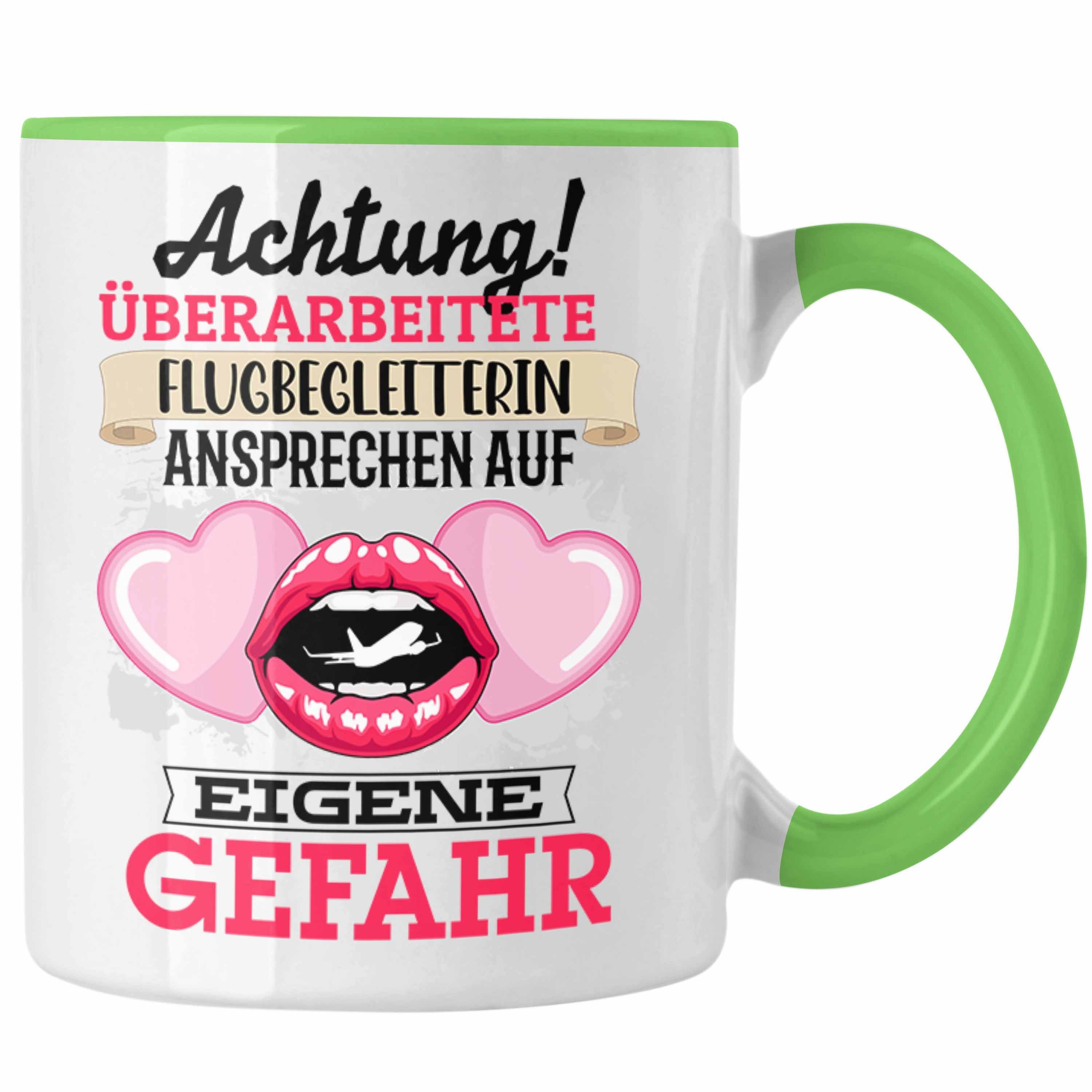 Trendation Tasse Flugebegleiterin Tasse Geschenk Lustiger Spruch Geschenkidee Kaffeebec Grün