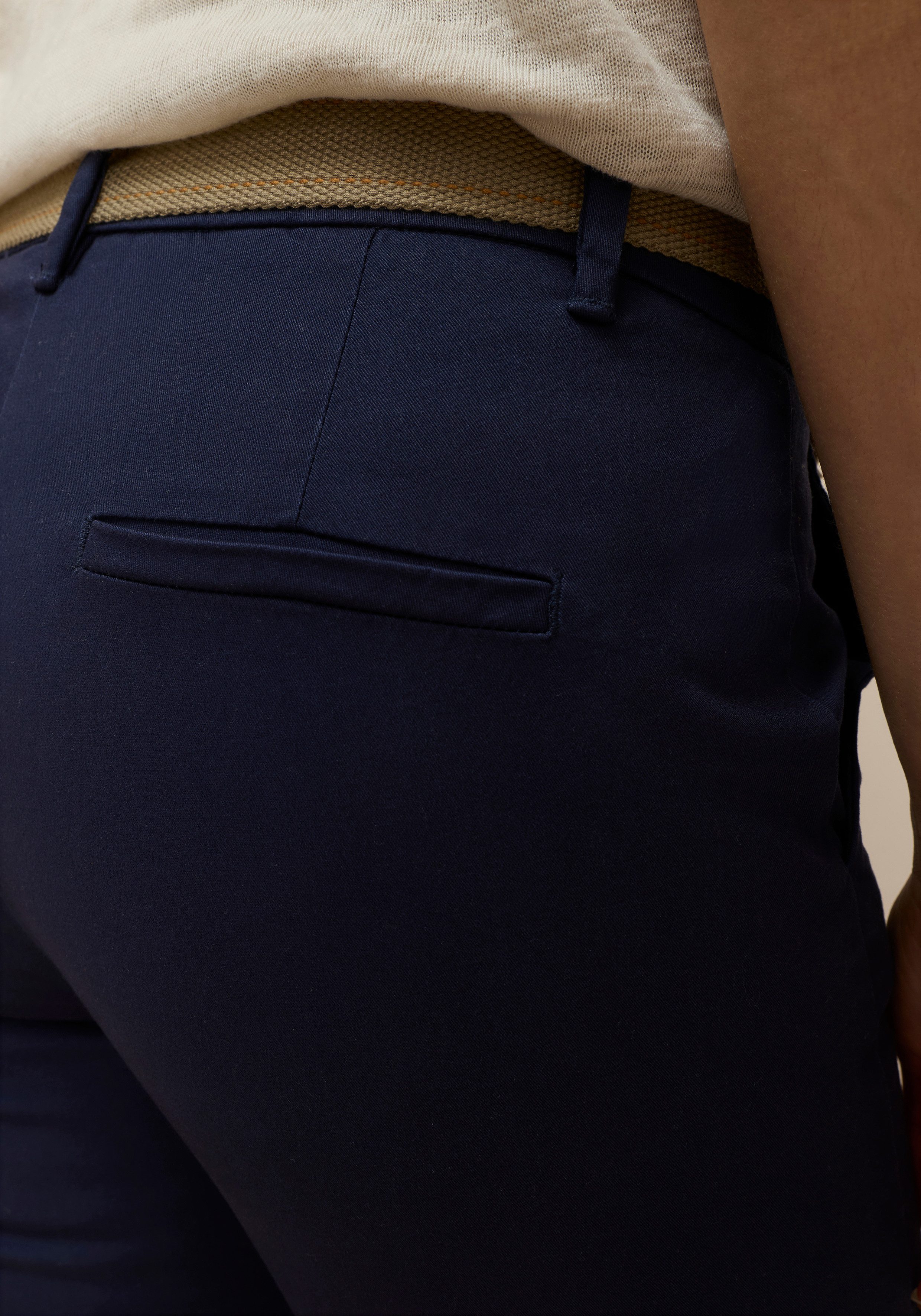 AJC Chinohose (2-tlg) in lässiger Form mit konstrastfarbendem Gürtel