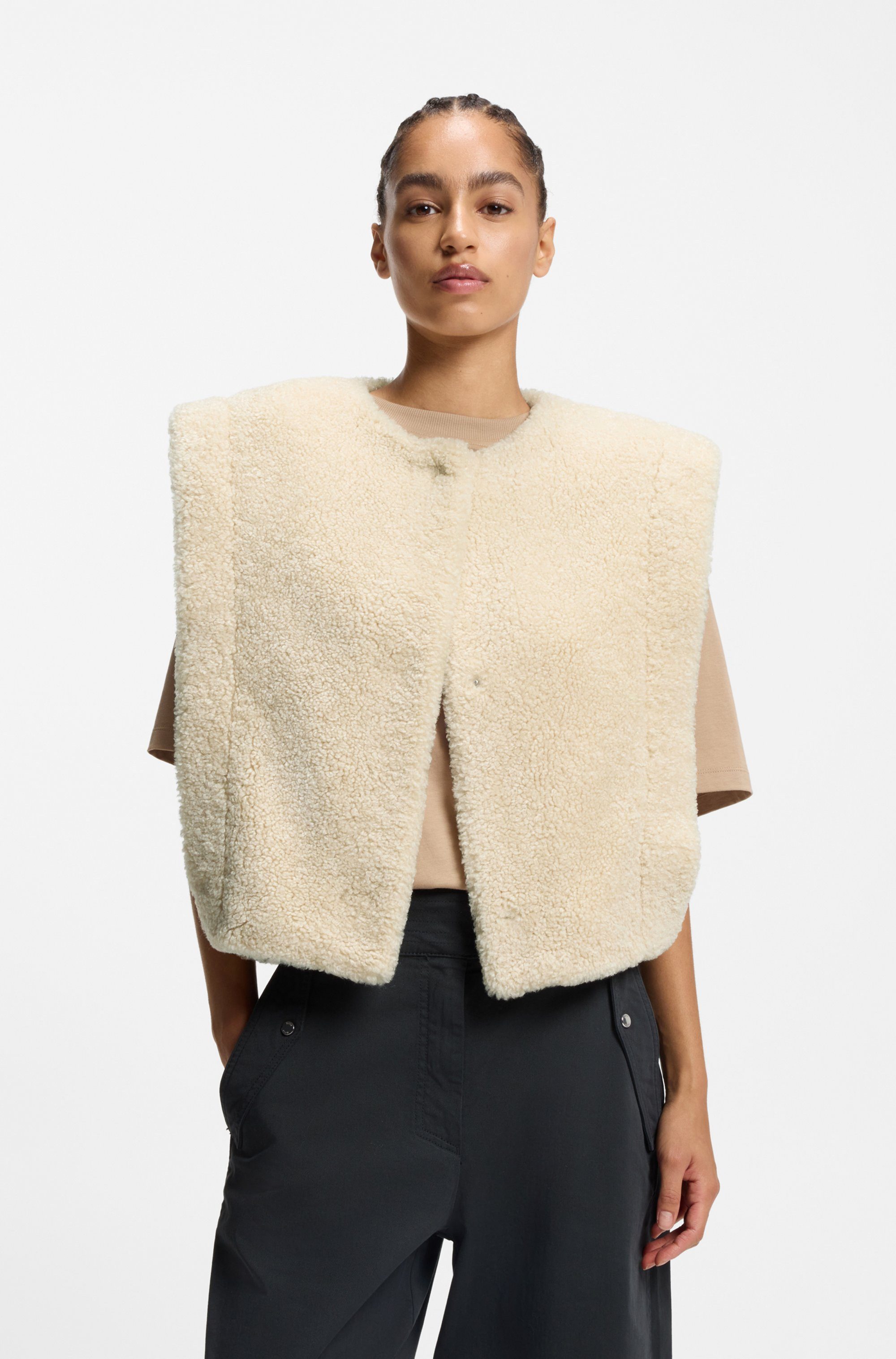 BOSS ORANGE Fellimitatweste Cosila Premium Damenmode im Teddy-Look, verdeckter Verschluss