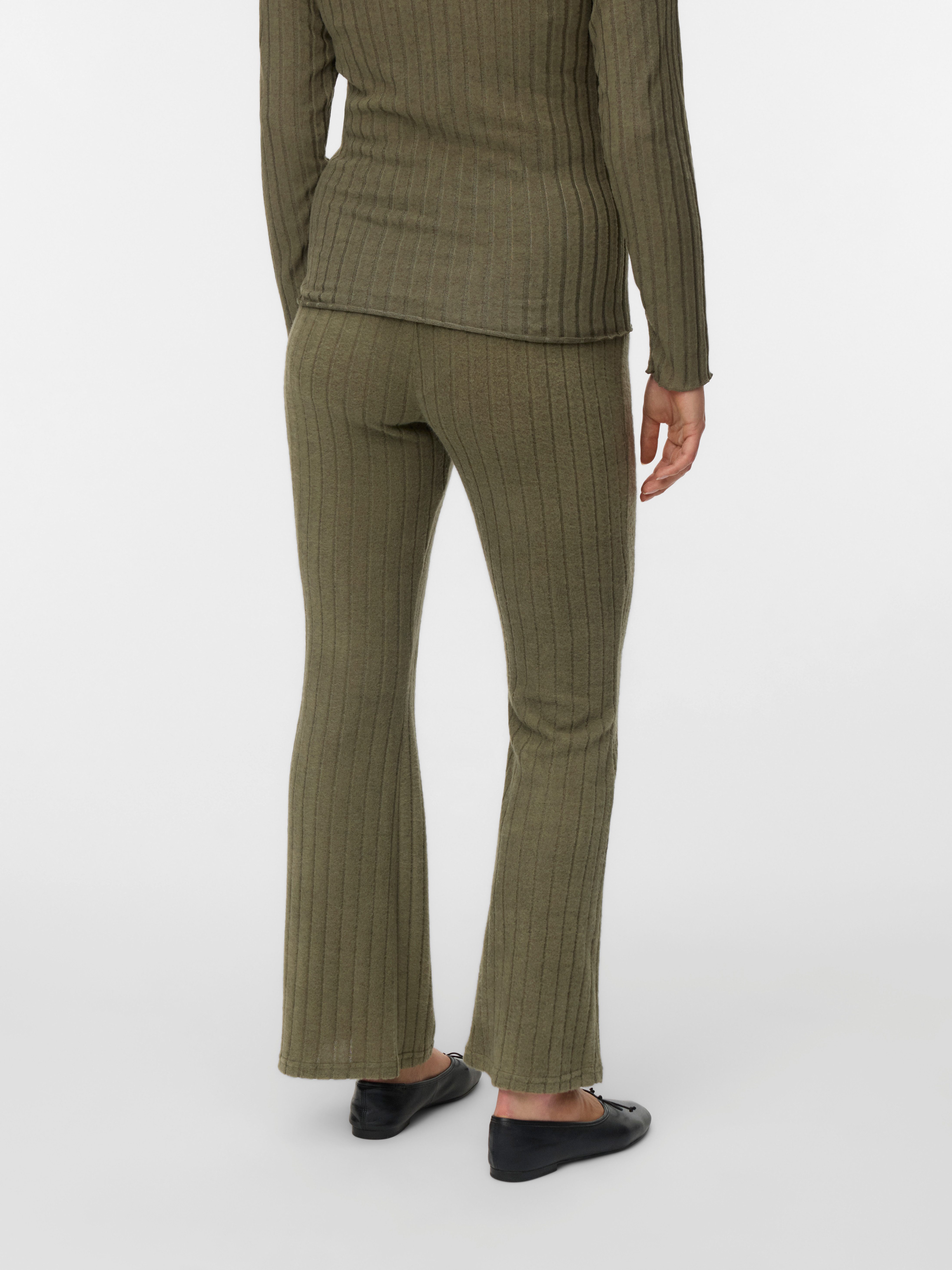 Mamalicious Stretch-Umstandshose MLFELIZIA FLARED JRS PANTS HW NOOS mit Materialmix aus Polyester und Elasthan, ausgestellte Passform