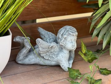 Stone and Style Engelfigur Steinfigur auf Bauch liegender Engel frostfest Steinguss