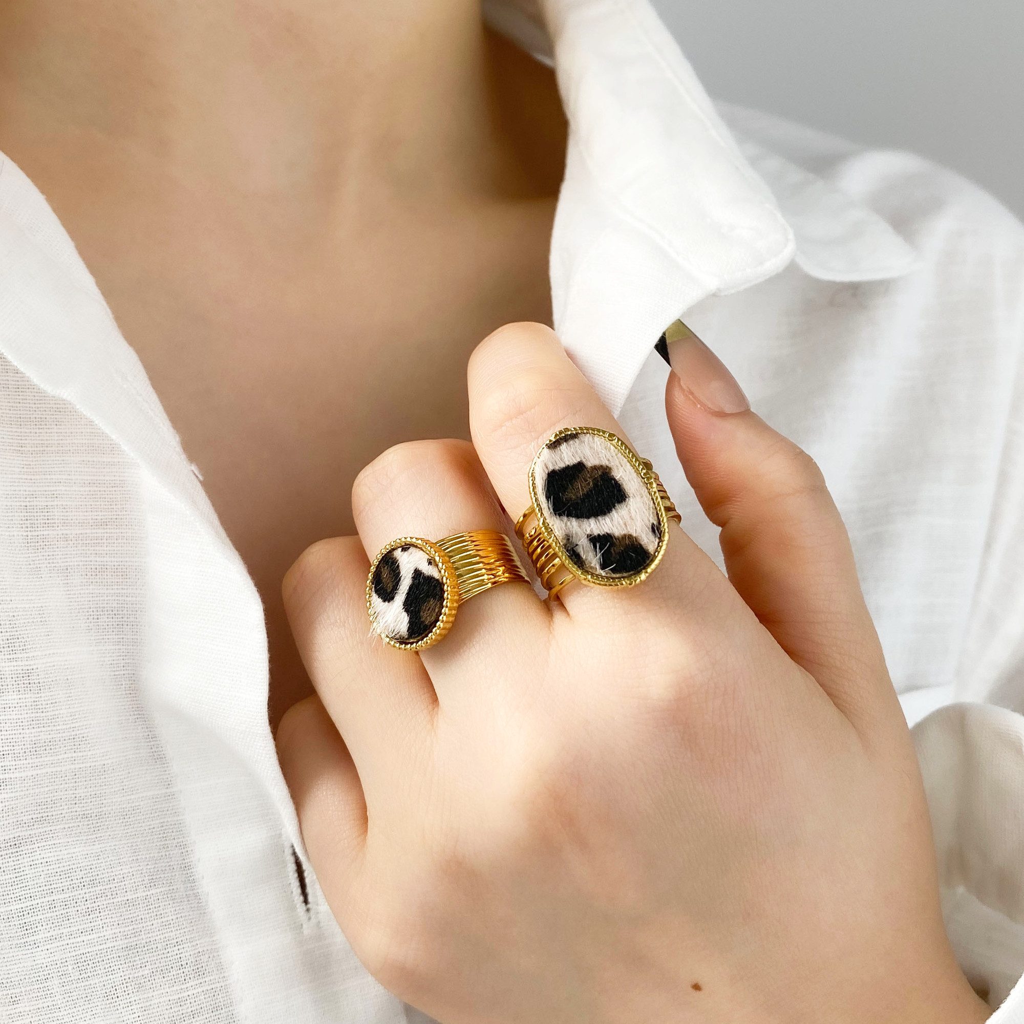 KARMA Fingerring Statement Ring Damen Leopardenmuster antiallergisch (Geschenk für Sie, Damenschmuck), Edelstahl vergoldet (Verstellbar)