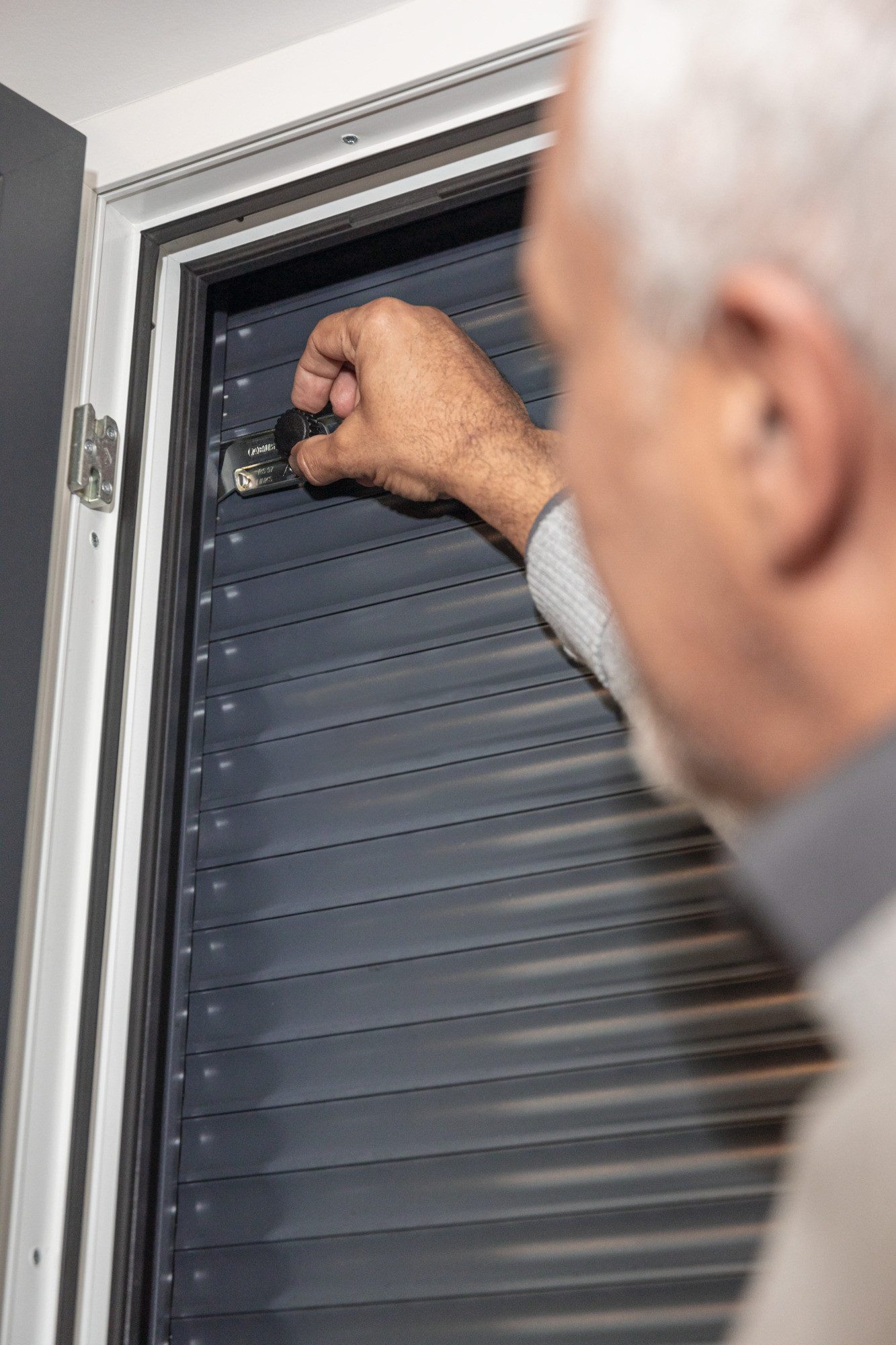 ABUS Rolladensicherung RS97 Rollladensicherung - Hochschiebeschutz für Rollläden, 2er-Set, Paarweise Klemmmontage ohne Bohren und Schrauben, Nachrüstartikel – Bild 5 von 5