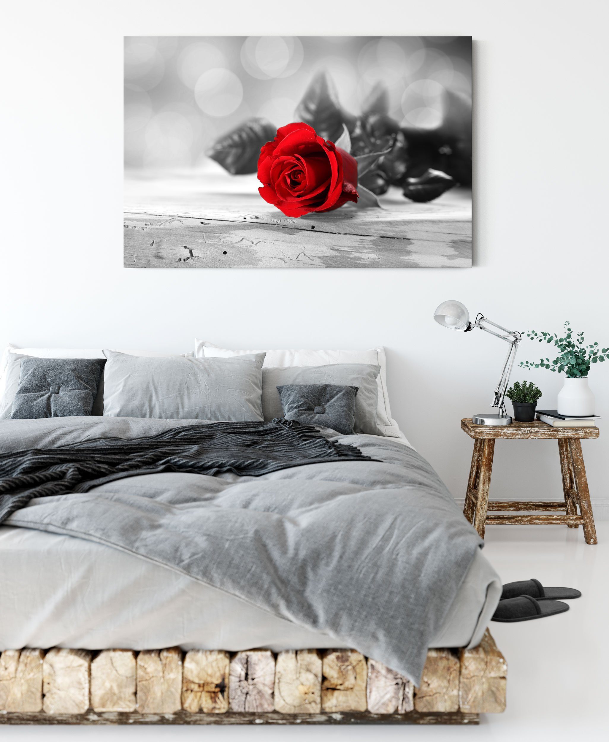 Zackenaufhänger Rose Holztisch, inkl. fertig Leinwandbild auf bespannt, St), Pixxprint Leinwandbild Holztisch Rose auf (1