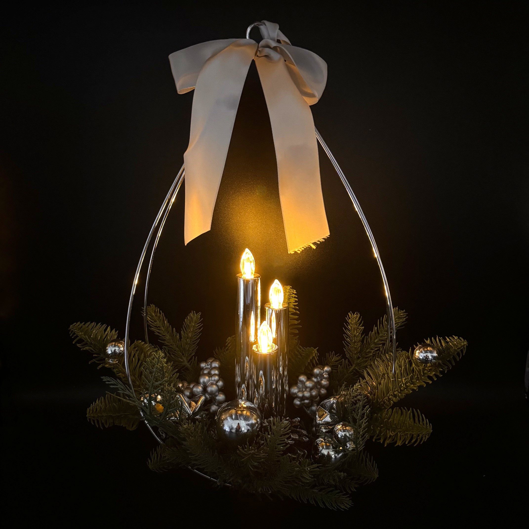 Online-Fuchs Dekokranz - Weihnachtsgesteck mit 3 LED-Stabkerzen & Timer - Deko Weihnachten, festliche Weihnachtsdeko aus Tannenzweigen und Weihnachtskugeln – Bild 2 von 2