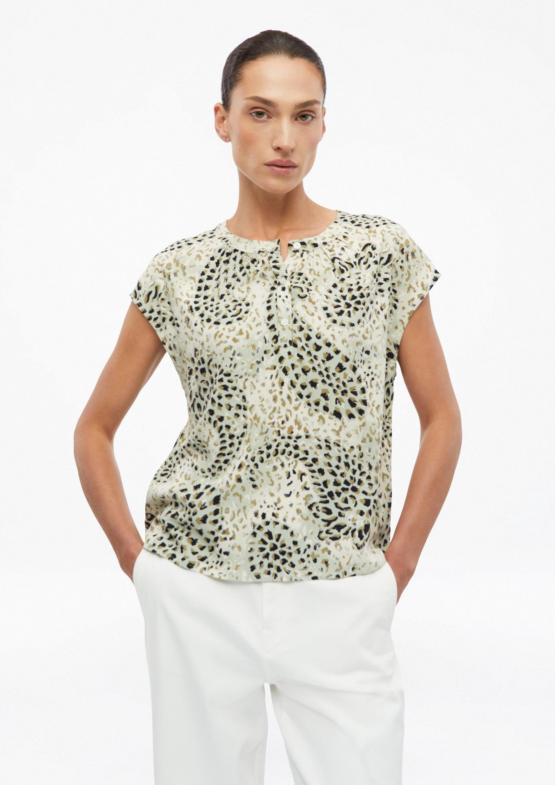 s.Oliver Blusentop Bluse Bluse mit All-over-Print und überschnittenen Schultern
