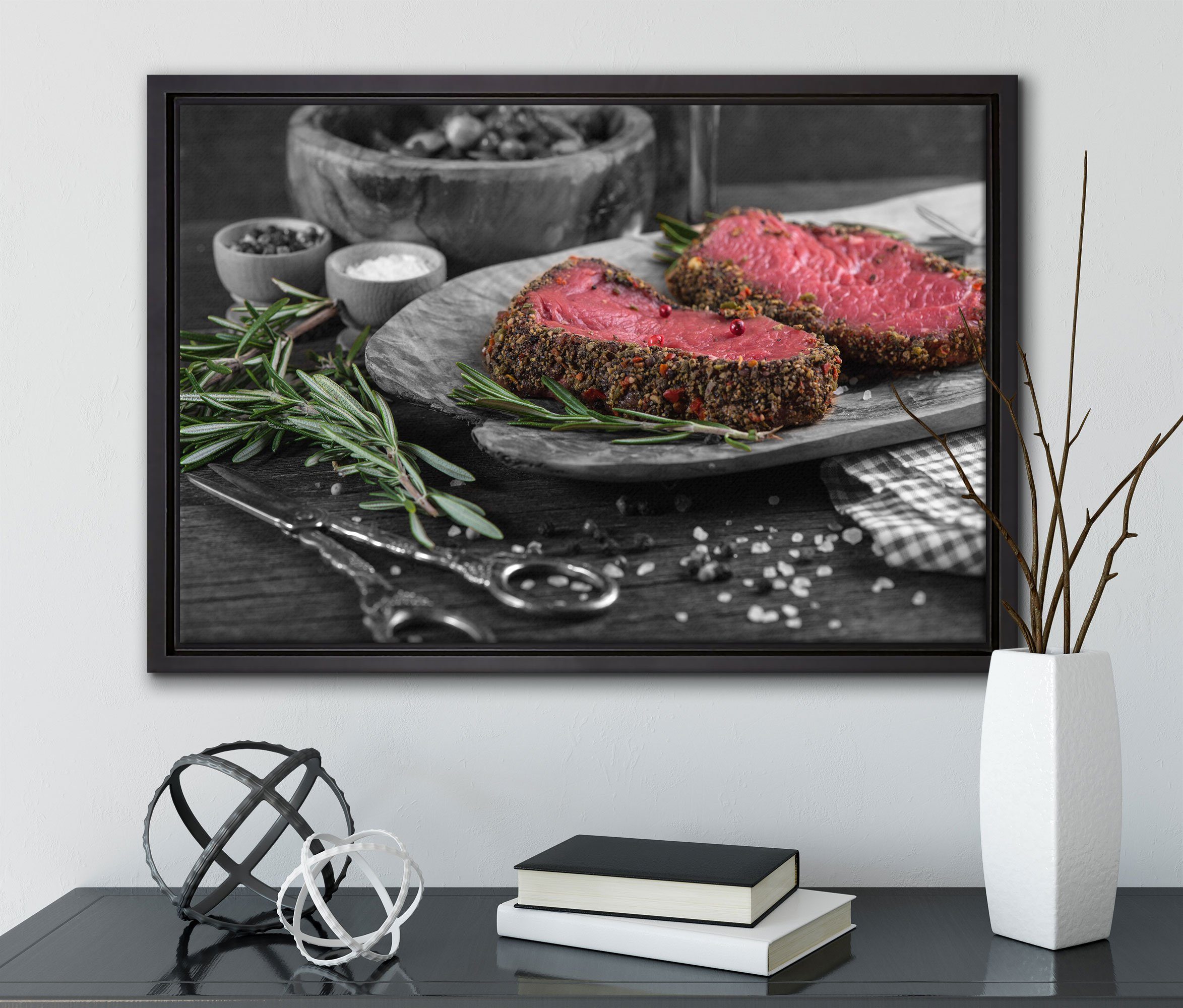 Pixxprint Leinwandbild Saftiges in bespannt, Steak einem (1 Wanddekoration Zackenaufhänger inkl. Zubereitung, fertig Leinwandbild gefasst, Schattenfugen-Bilderrahmen St)