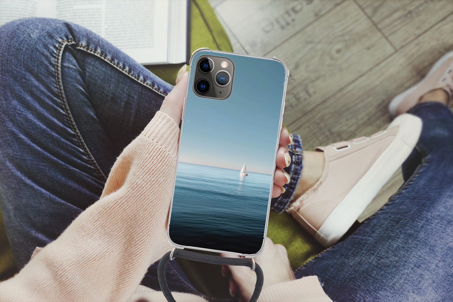 MuchoWow Handyhülle für Apple iPhone 12 Pro Segelboot - Ruhige See - Strahlend blauer Himm, Tragbare Handyhüllen mit Kette zum umhängen, Handykette Handyband