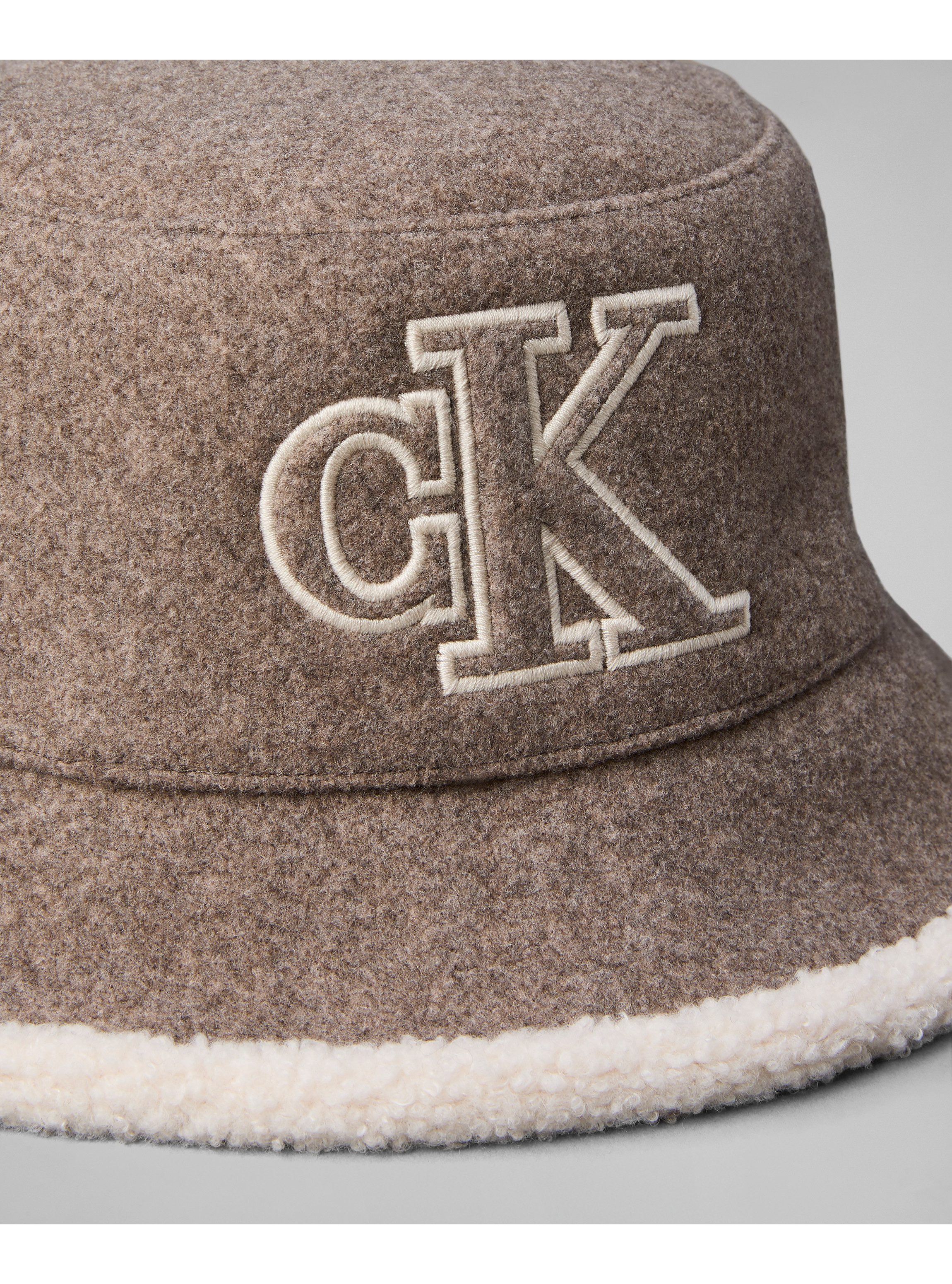 Calvin Klein Fischerhut SHERPA FELT REVERSIBLE BUCKET Regular fit mit aufgesticktem Markenlabel