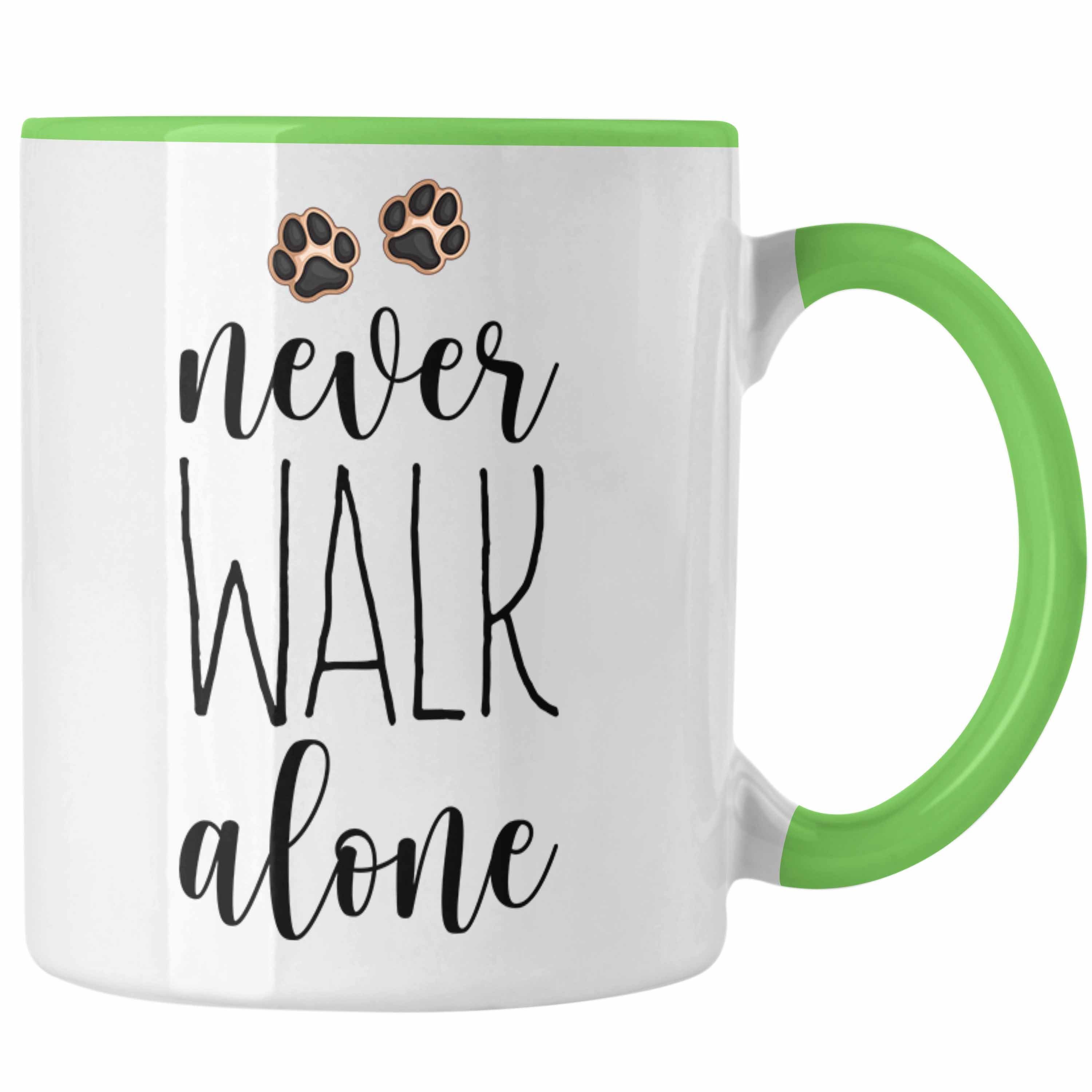 Trendation Tasse Never Walk Alone Tasse Geschenk Hundebesitzer Frauchen Herrchen Kaffee Grün