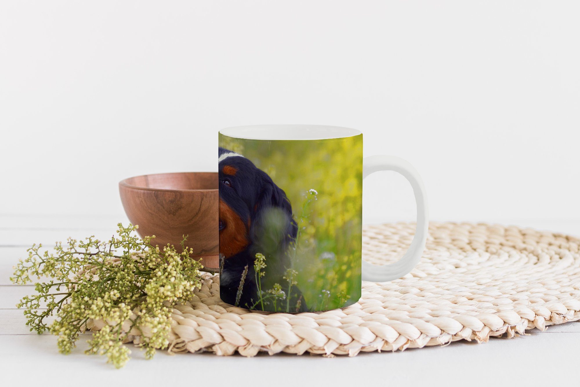 MuchoWow Tasse Ein Berner Teetasse, Becher, gelben Teetasse, Geschenk Sennenhund Blumen, zwischen Kaffeetassen, Keramik