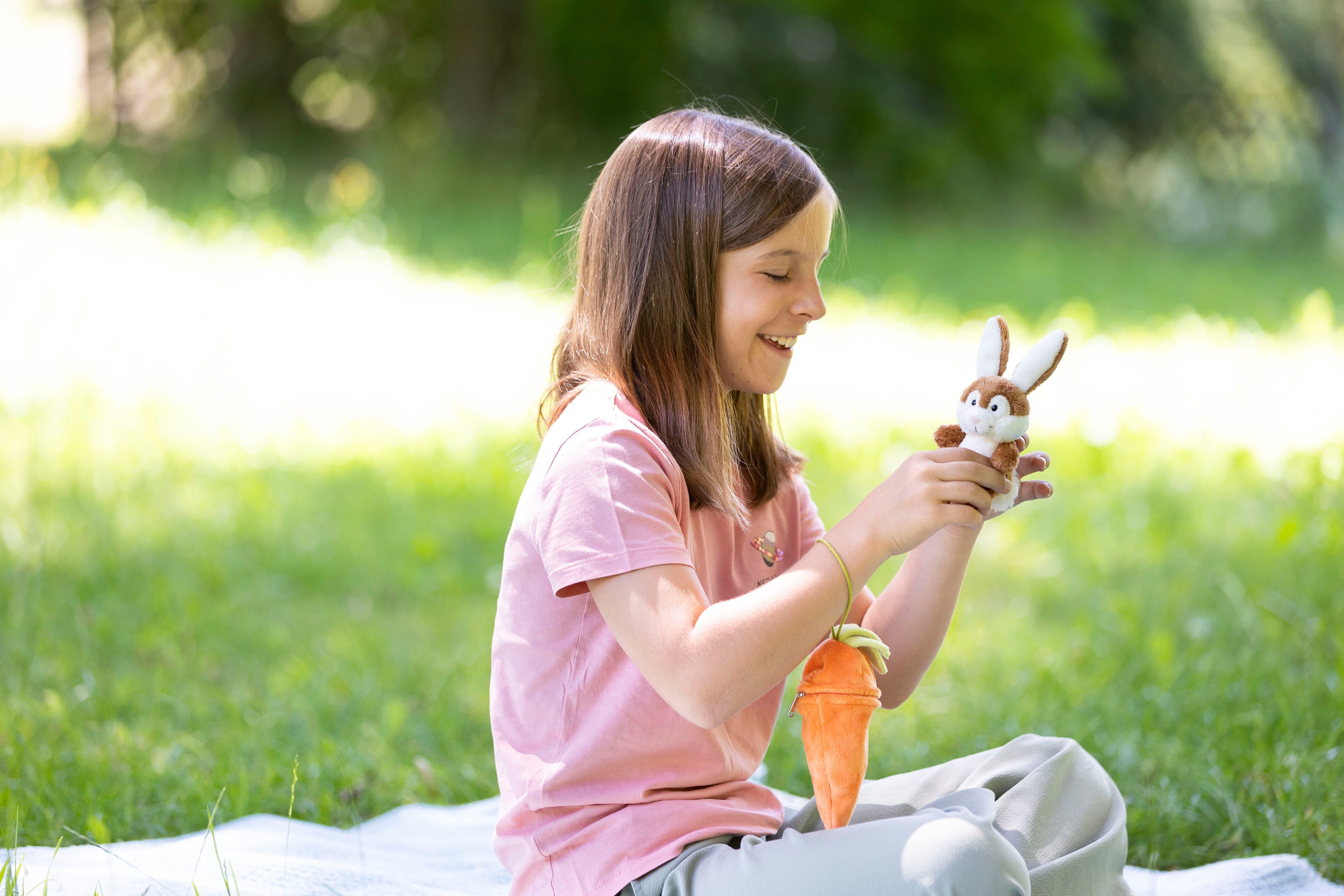 NICI Plüschhase Mit Karotte – Süßer Osteranhänger Aus Weichem Plüsch, 15 Cm
