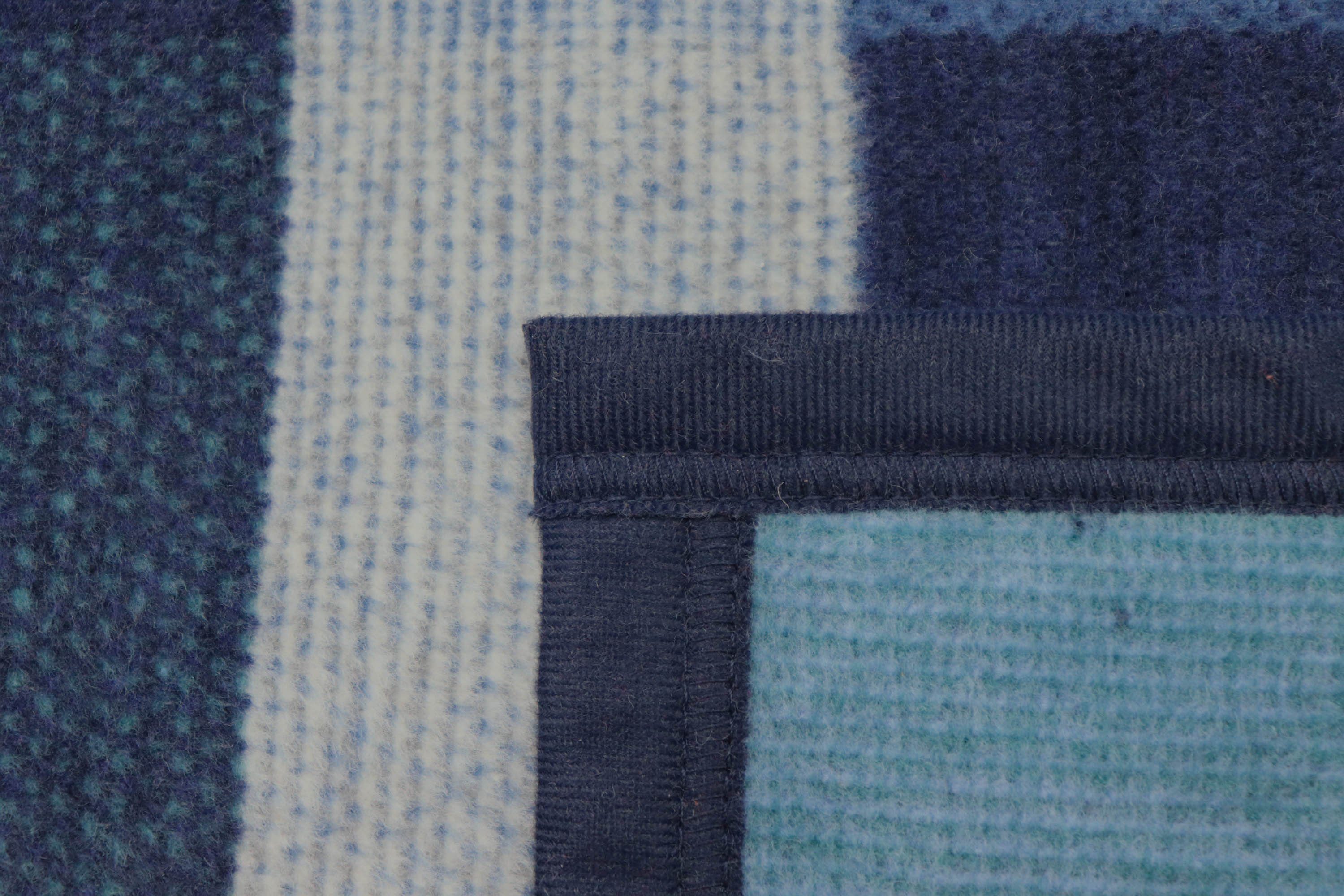 Wohndecke Color Squares Dark blue, blau karierte Sofadecke in 150x200 cm, Biederlack, Decke aus Baumwollmix, Made in Germany – Bild 5 von 5