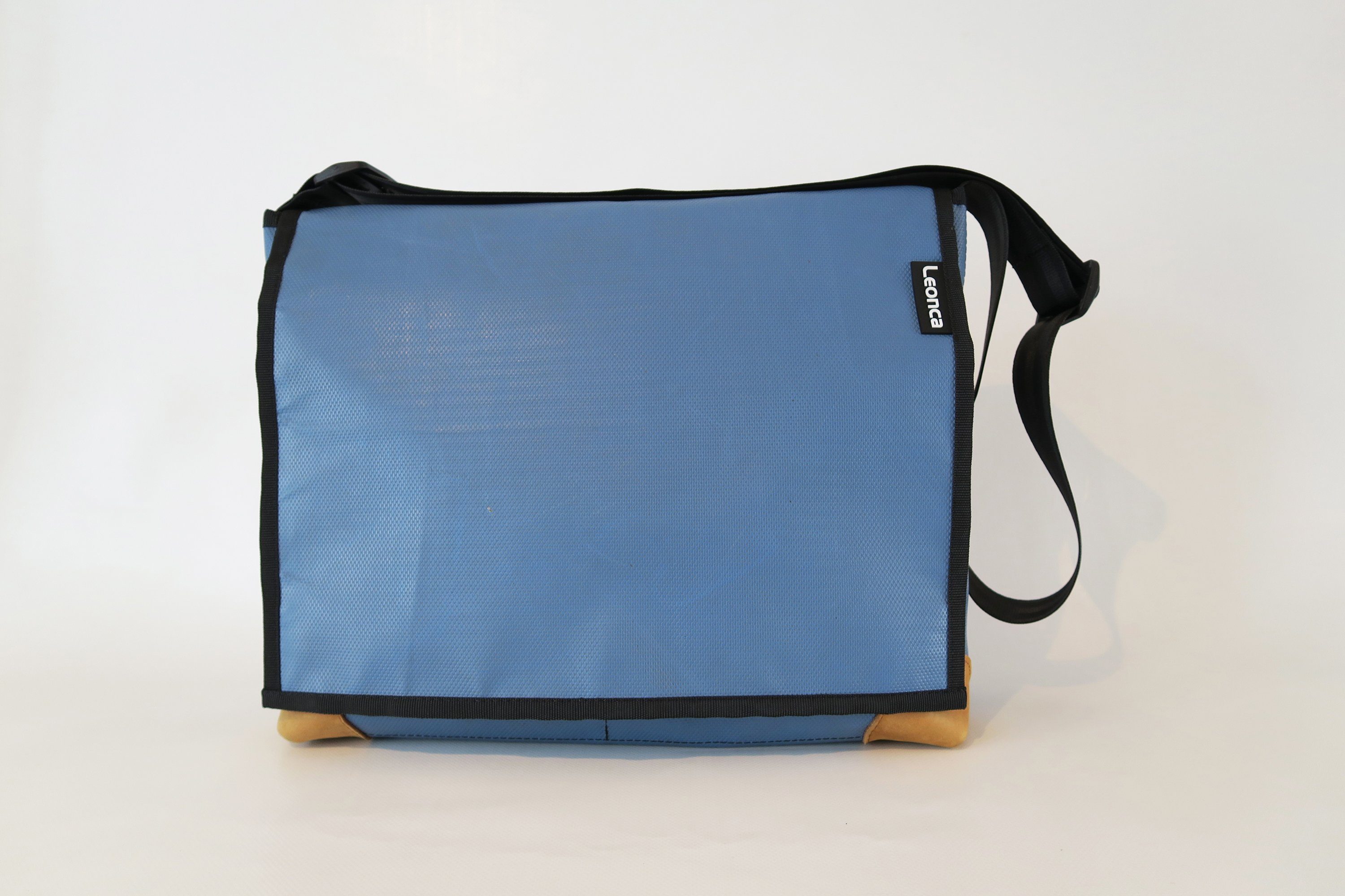 Leonca Umhängetasche aus recycelter Turnmatte & günstig online kaufen