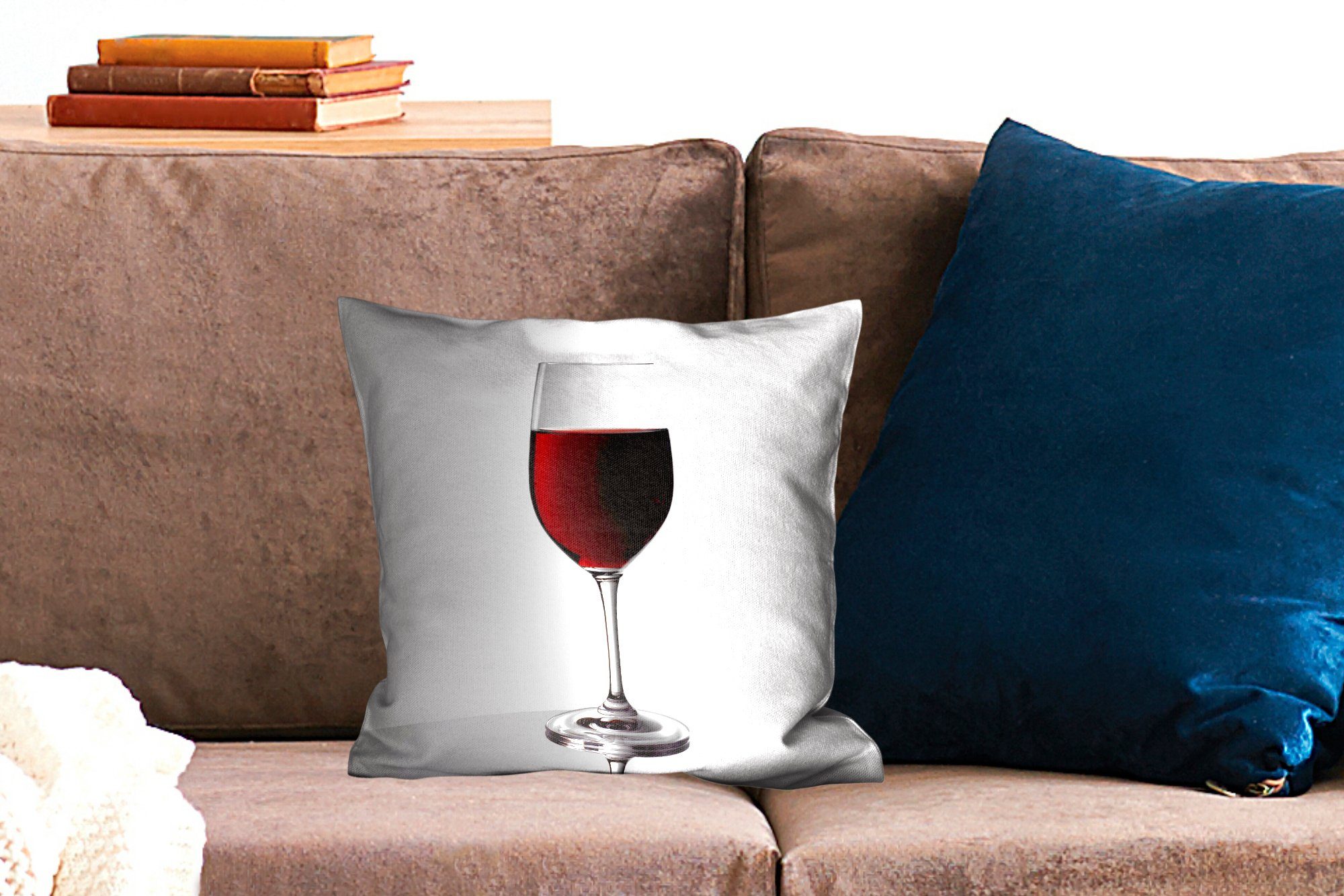 MuchoWow Dekokissen Glas Rotwein auf Zierkissen Sofakissen Wohzimmer, Deko, Füllung Schlafzimmer, grau-weißem mit Hintergrund, für