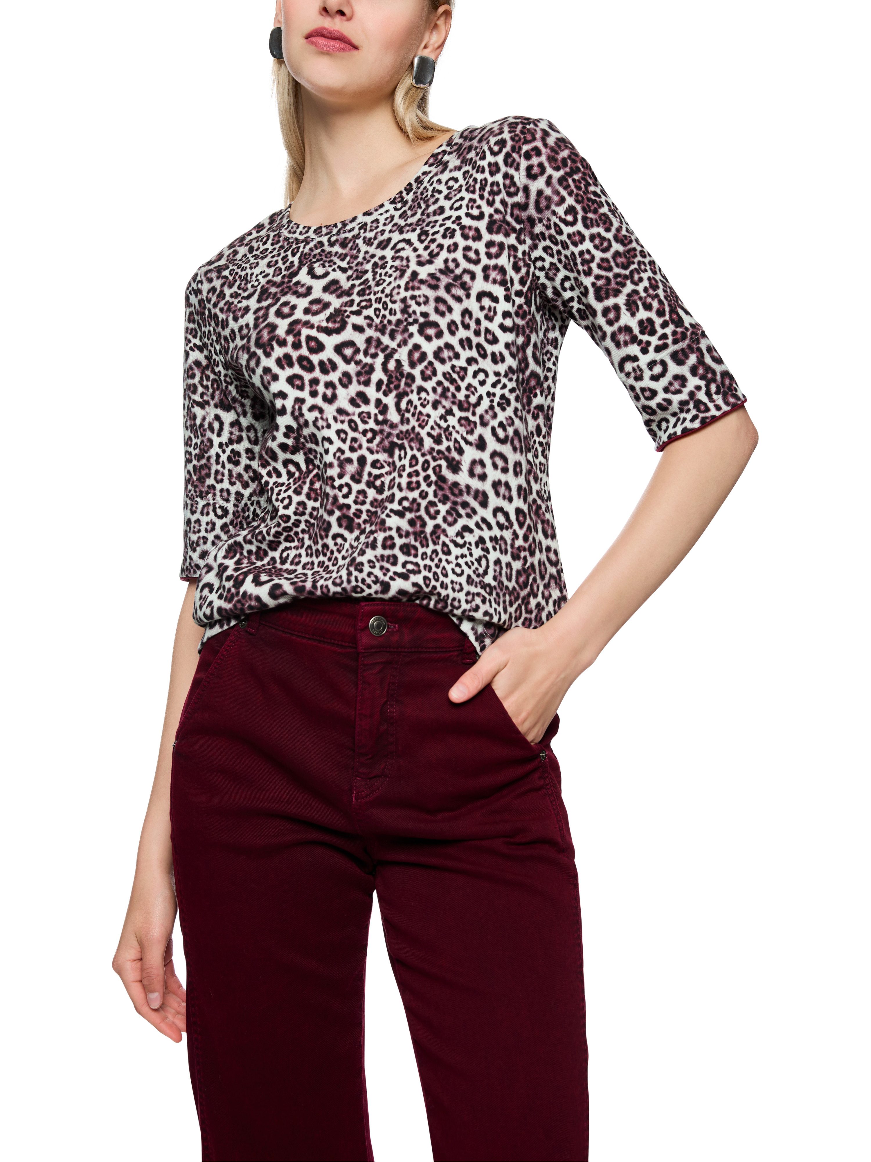 Marc Cain T-Shirt Mon Cherry Premium Damenmode Rippstrick Shirt mit Leo Print, Turn-Up-Ärmel, körpernah