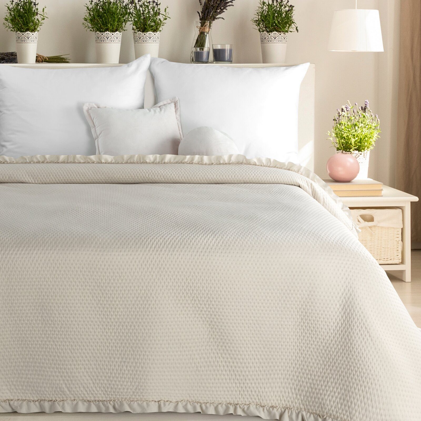 Design91 Tagesdecke BELLA RÜSCHE, Bettüberwurf mit Rüschen, elegante Tagesdecke, weiche Struktur