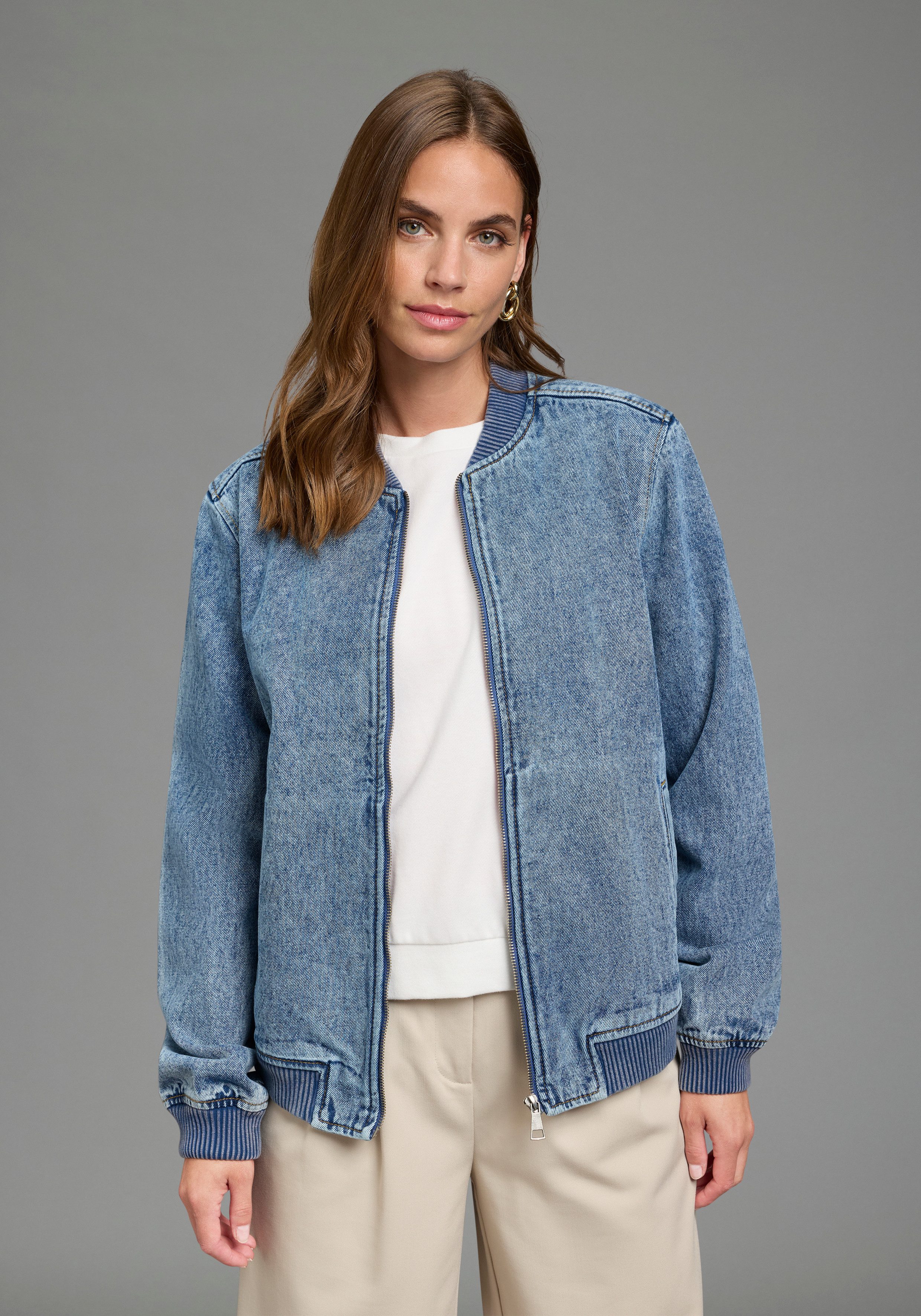 Arizona Jeansjacke im winterlicheren Denim hüftlang, Comfort Fit, mit Reißverschluss. € 49,99, (€ 49,99 pro 1 Stk).