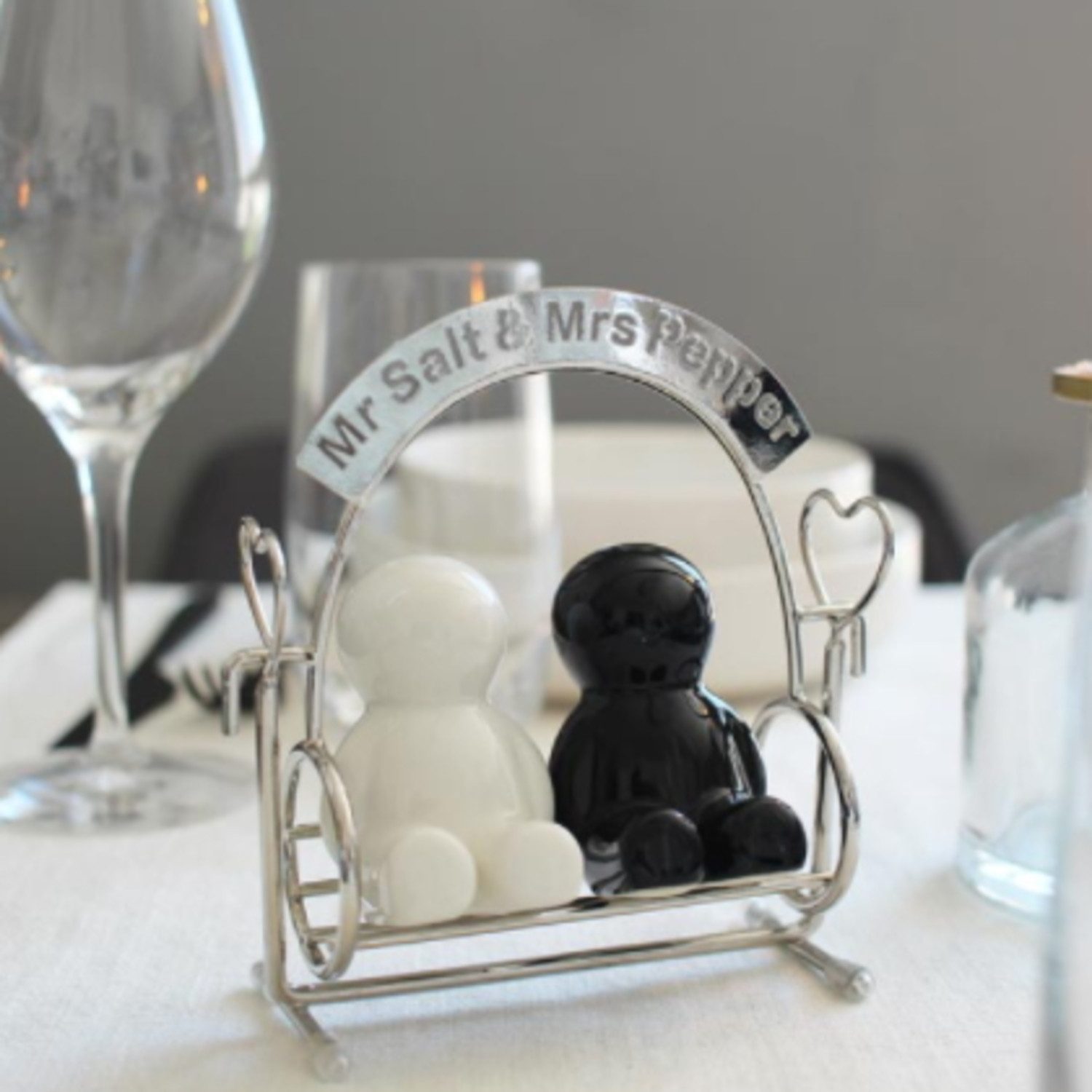 Winkee Salz- / Pfefferstreuer Mr. Salt & Mrs Pepper auf Hollywoodschaukel Salz und Pfefferstreuer