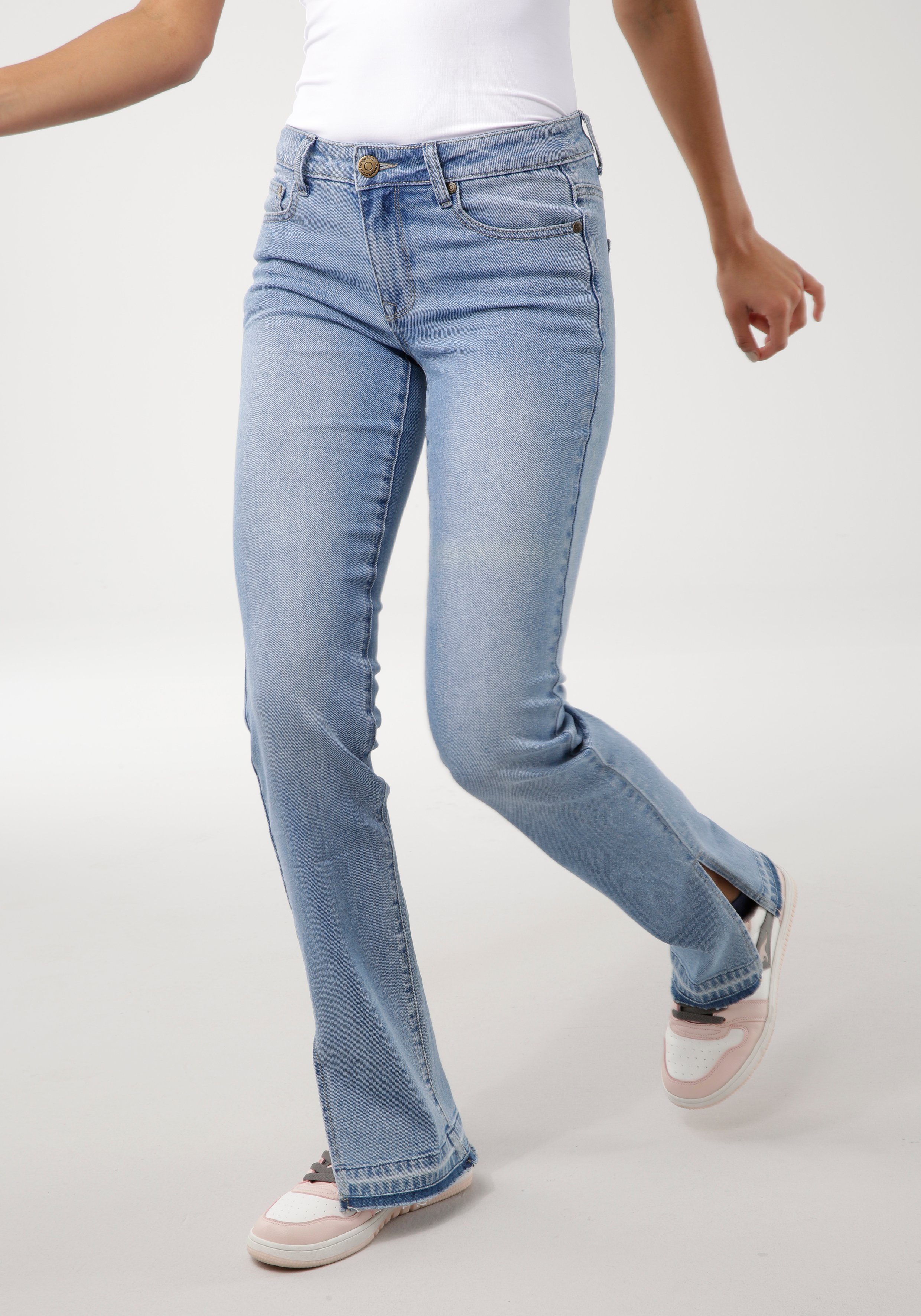 KangaROOS RegularfitJeans »STRAIGHTFIT MID RISE« mit Schlitz und offenem Saum NEUE