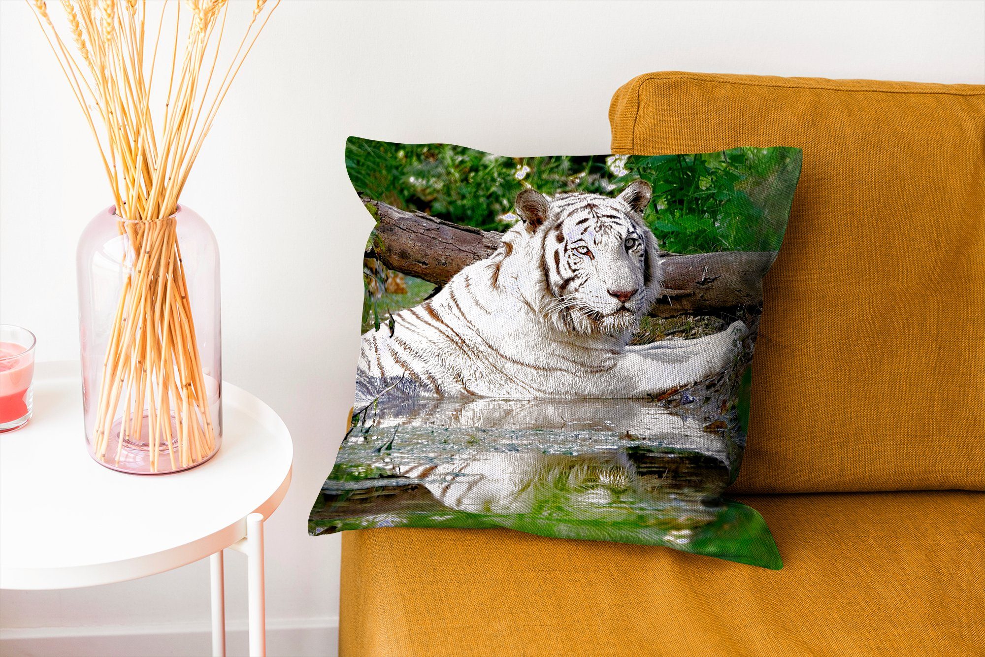 MuchoWow Dekokissen Weißer Tiger im Wohzimmer, Wasser, für Füllung mit Deko, Schlafzimmer, Zierkissen Sofakissen