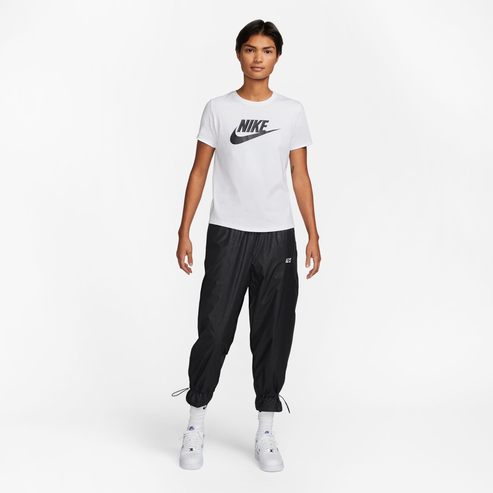 Nike Sportswear T-Shirt Nike Sportswear Essentials Women's Logo T-Shirt kürzerer Body, leicht abgerundeter Saum, Rundhalsausschnitt, Kurzarm
